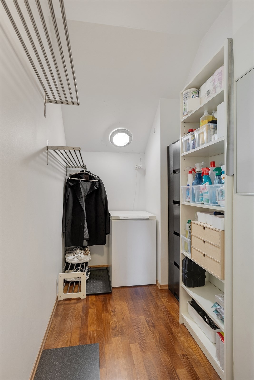 Det er i tillegg en innvendig bod ved entré for ekstra oppbevaringsplass. Galleribilde