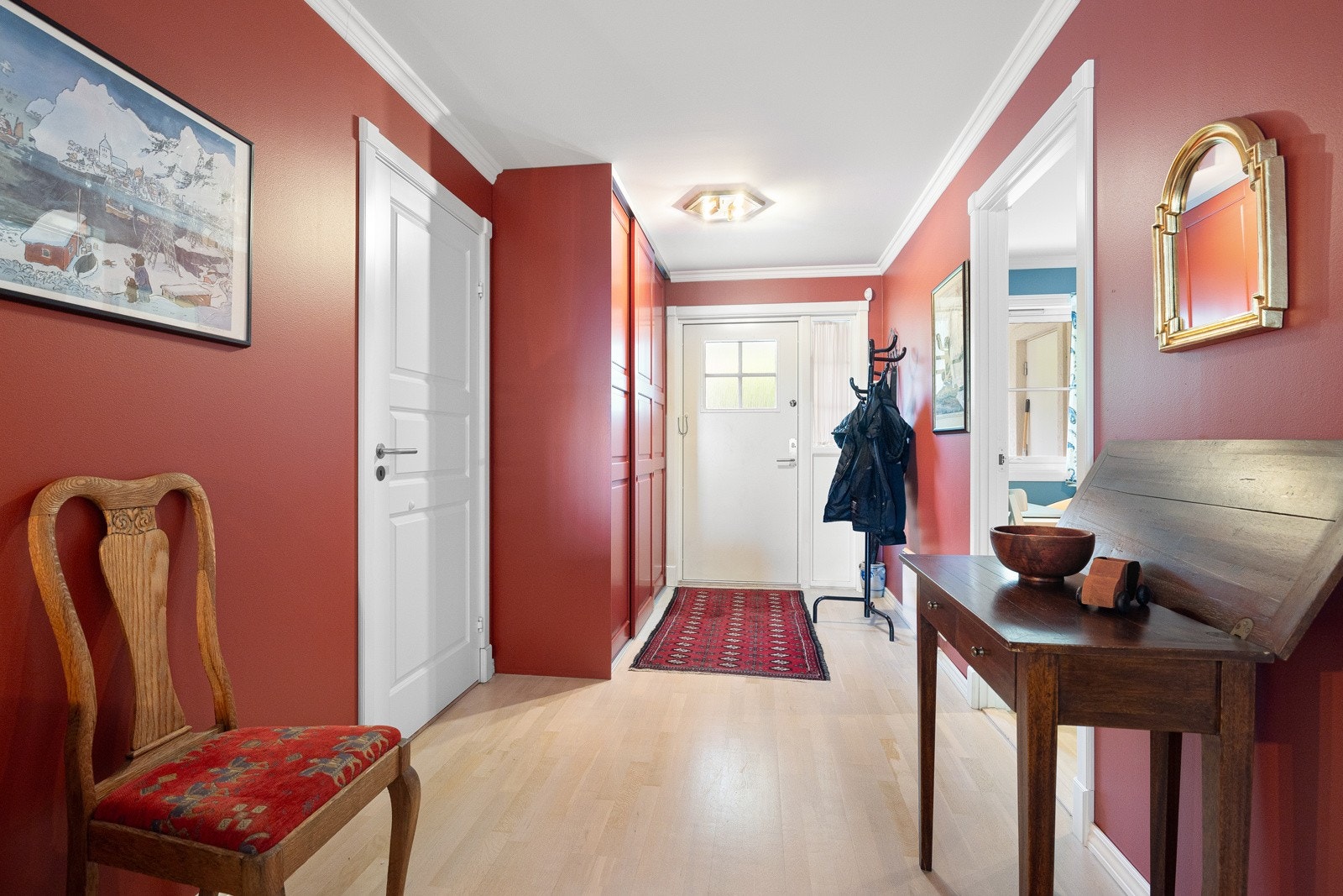 Entréen har god oppbevaringsplass i en romslig skyvedørsgarderobe og gir et godt førsteinntrykk av leiligheten. Galleribilde