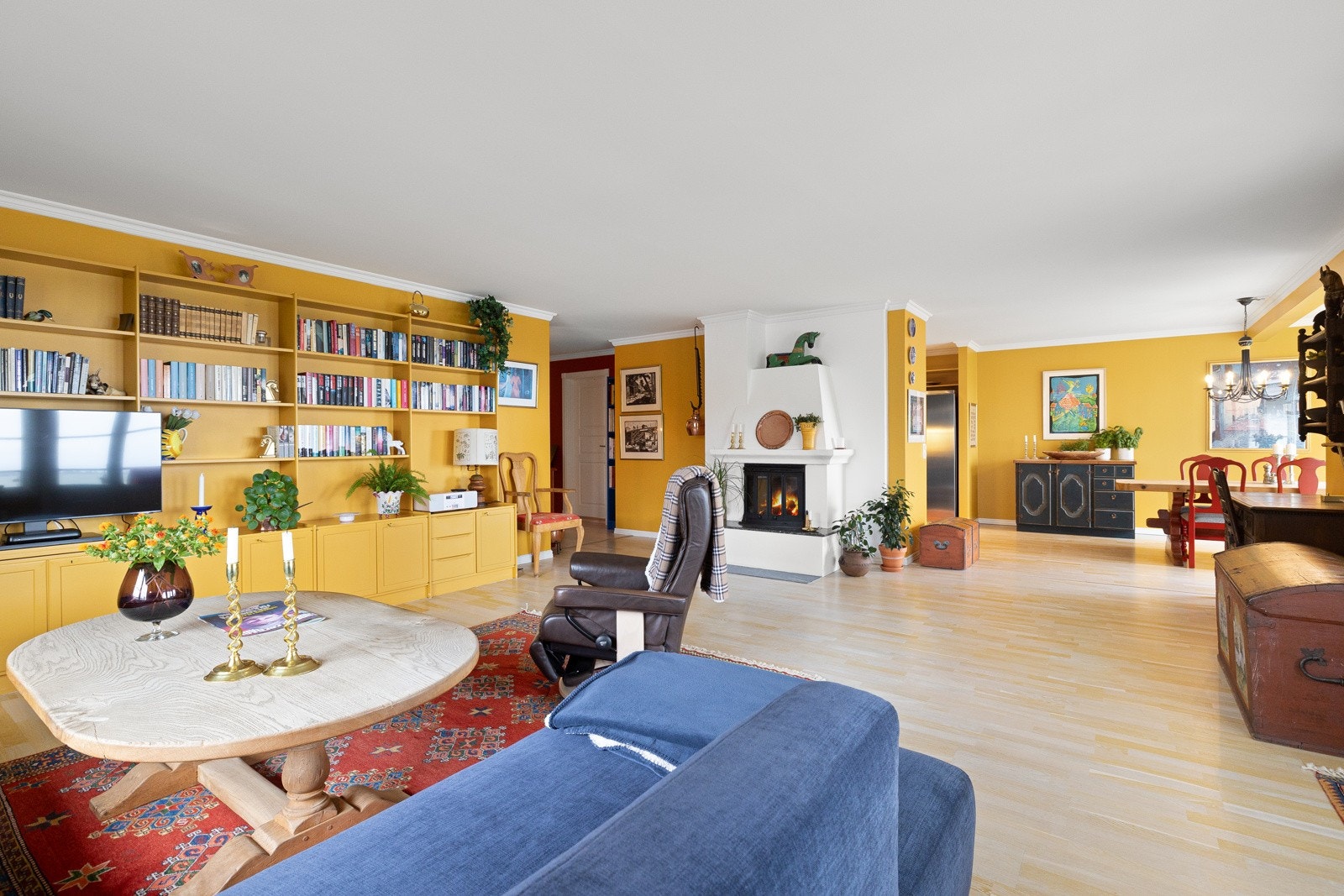 Dette er en meget flott og innbydende leilighet som er godt velholdt med kun én eier siden byggeår. Galleribilde