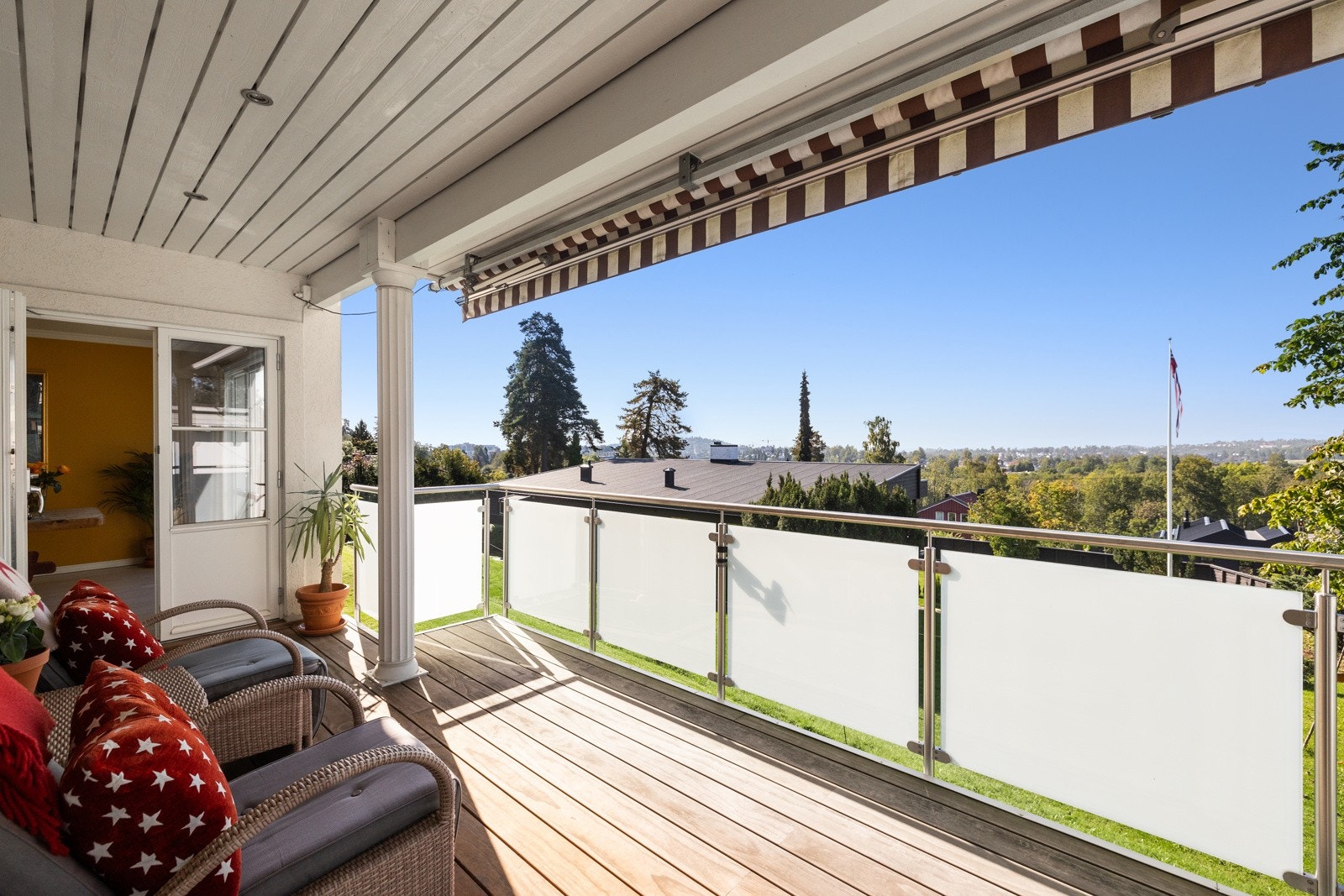 VErandaen har godt med plass ti møblering, downlights og markise. Utedelen av varmepumpen er fint innkasset. Galleribilde