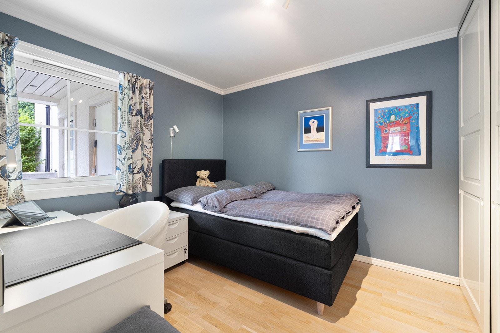 Pent soverom nr. 2. Veggflater er malt i en behagelig og moderne fargetone. Galleribilde