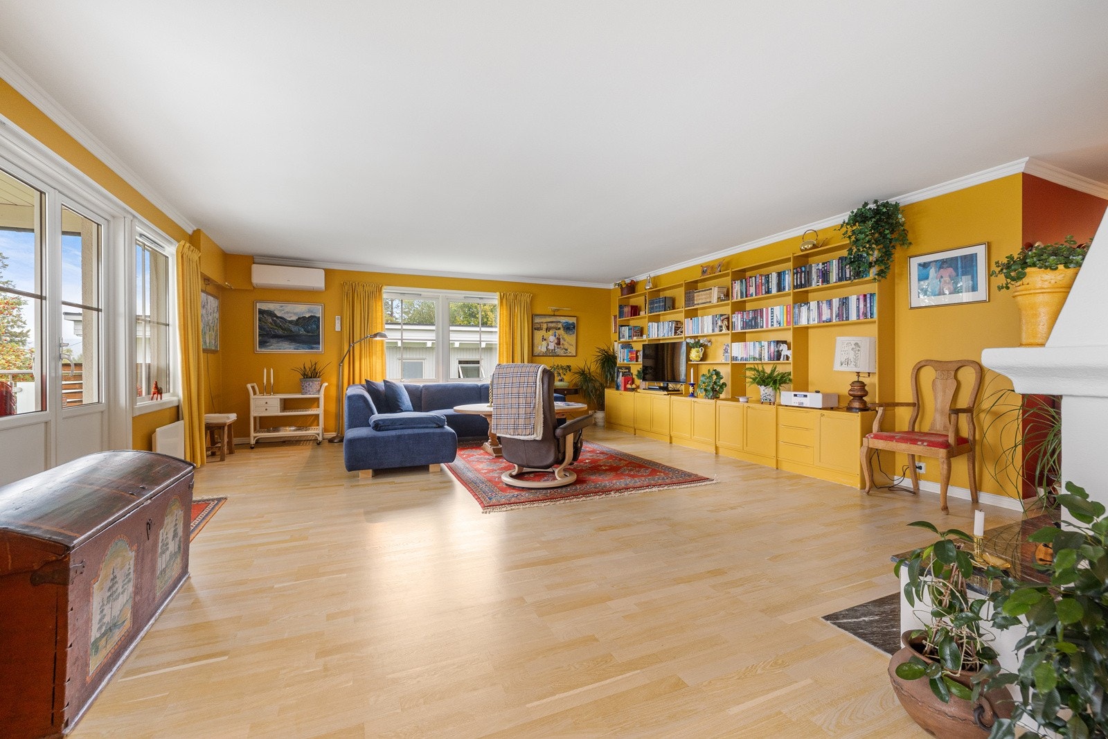 Leiligheten har en stor og flott stue, med god plass til koselige sittegrupper og peis. Galleribilde