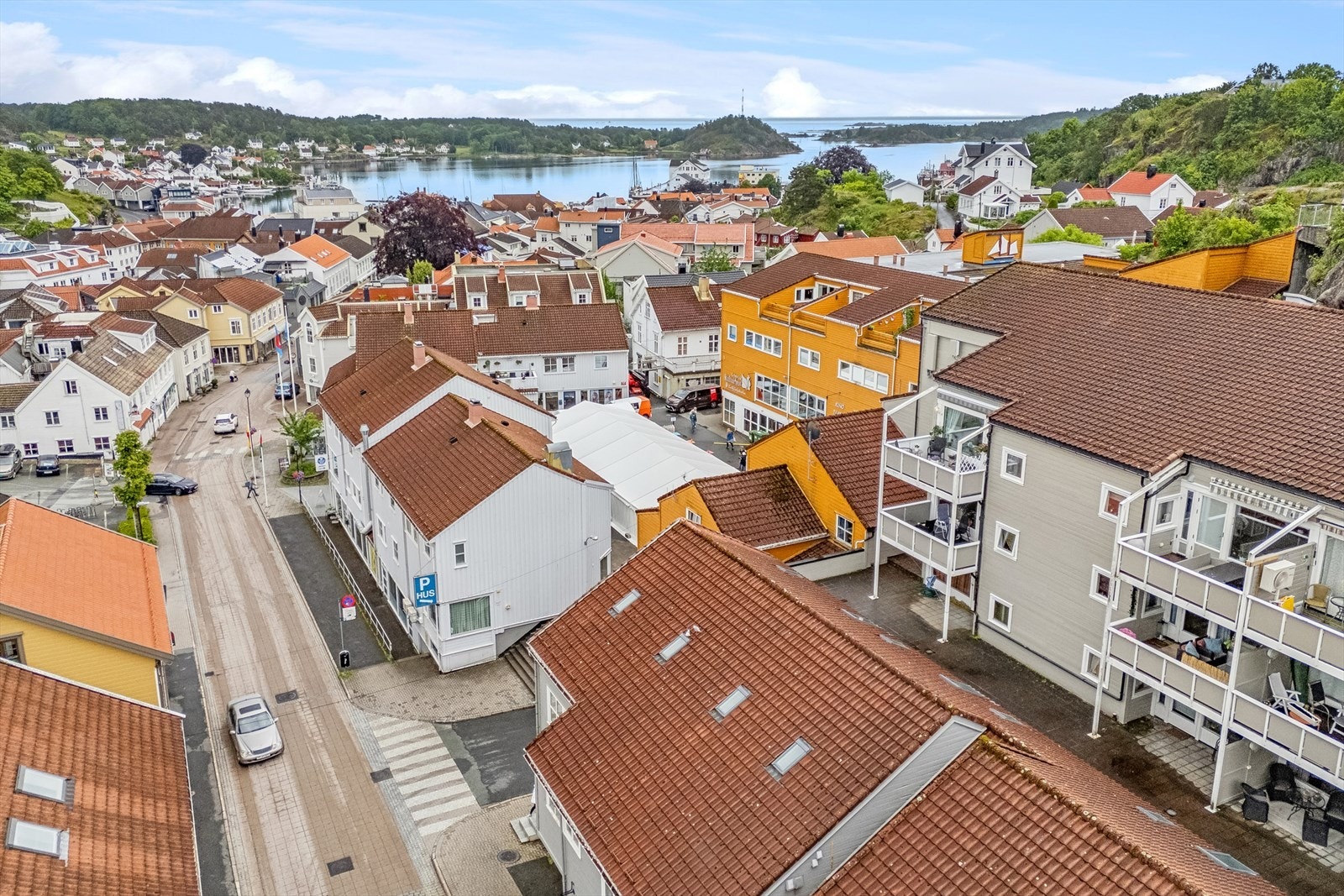 Sentral beliggenhet i øvre del av Grimstad sentrum, med kort vei til alle byens fasiliteter. Galleribilde