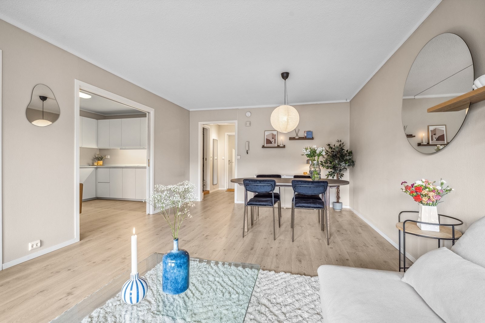 Stuens utforming gjør at den enkelt kan innredes i to ulike soner, med stue- og spisestuedel. Galleribilde