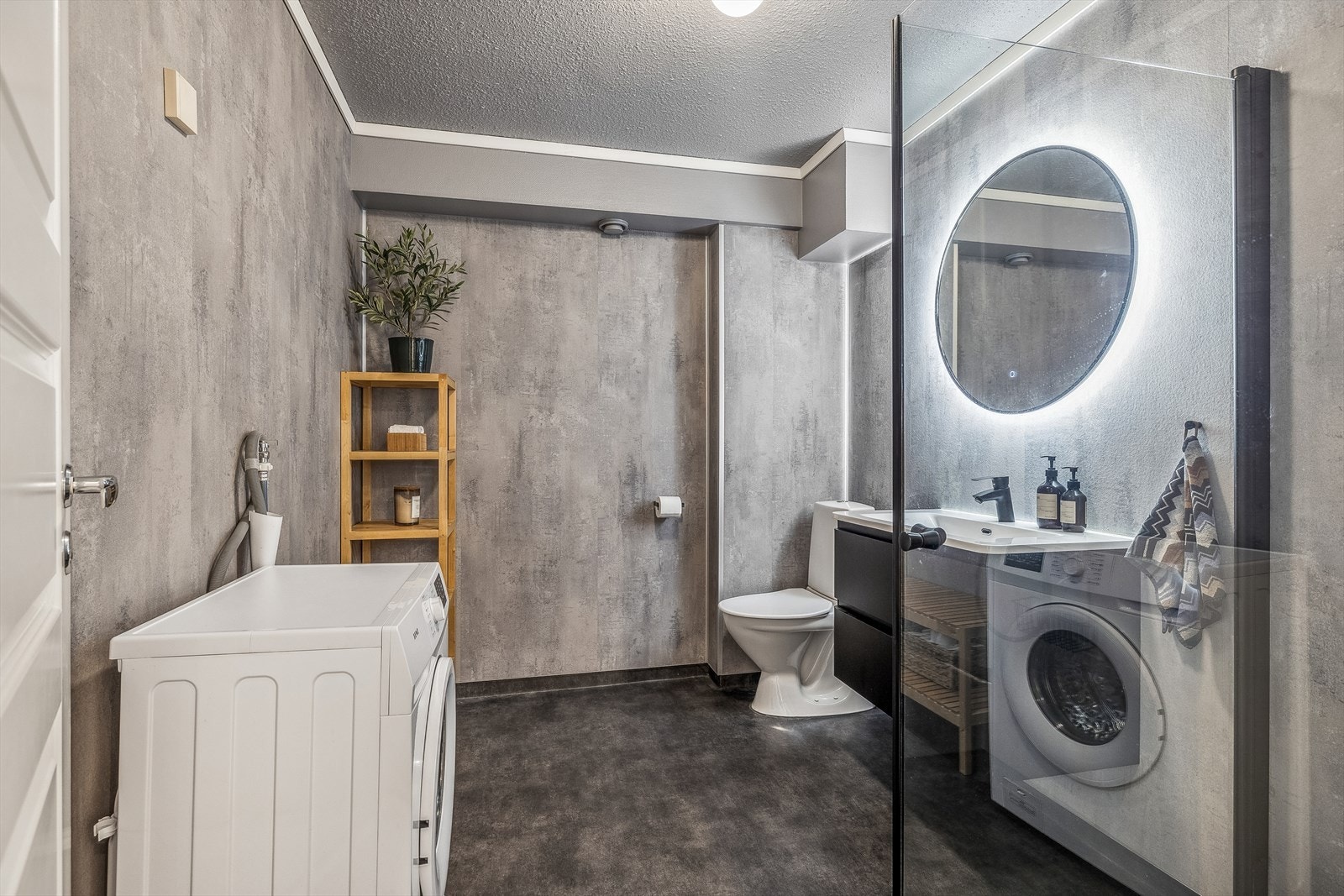 Badet ble oppgradert i 2021. Belegg og våtromsplater ble montert av eier som egeninnsats. Sluk og rør ble skiftet/montert av fagfolk. Galleribilde