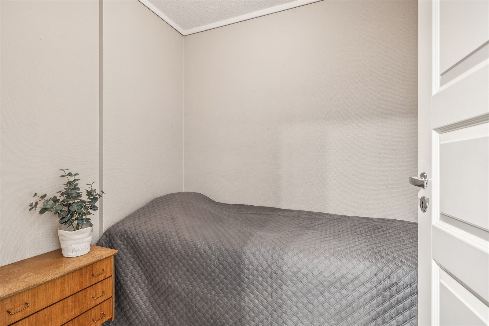 Opprinnelig godkjent bod, er i dag innredet som et soverom. Ikke godkjent - tilfredsstiller ikke krav til rom for varig opphold. Galleribilde