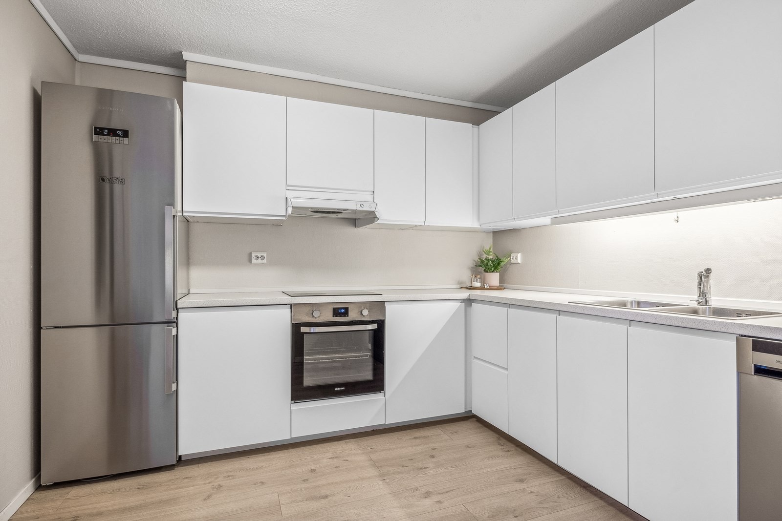 Innredning med slette, hvite fronter og laminat benkeplate. Vedrørende hvitevarer - se pkt. løsøre og tilbehør i salgsoppgaven. Galleribilde