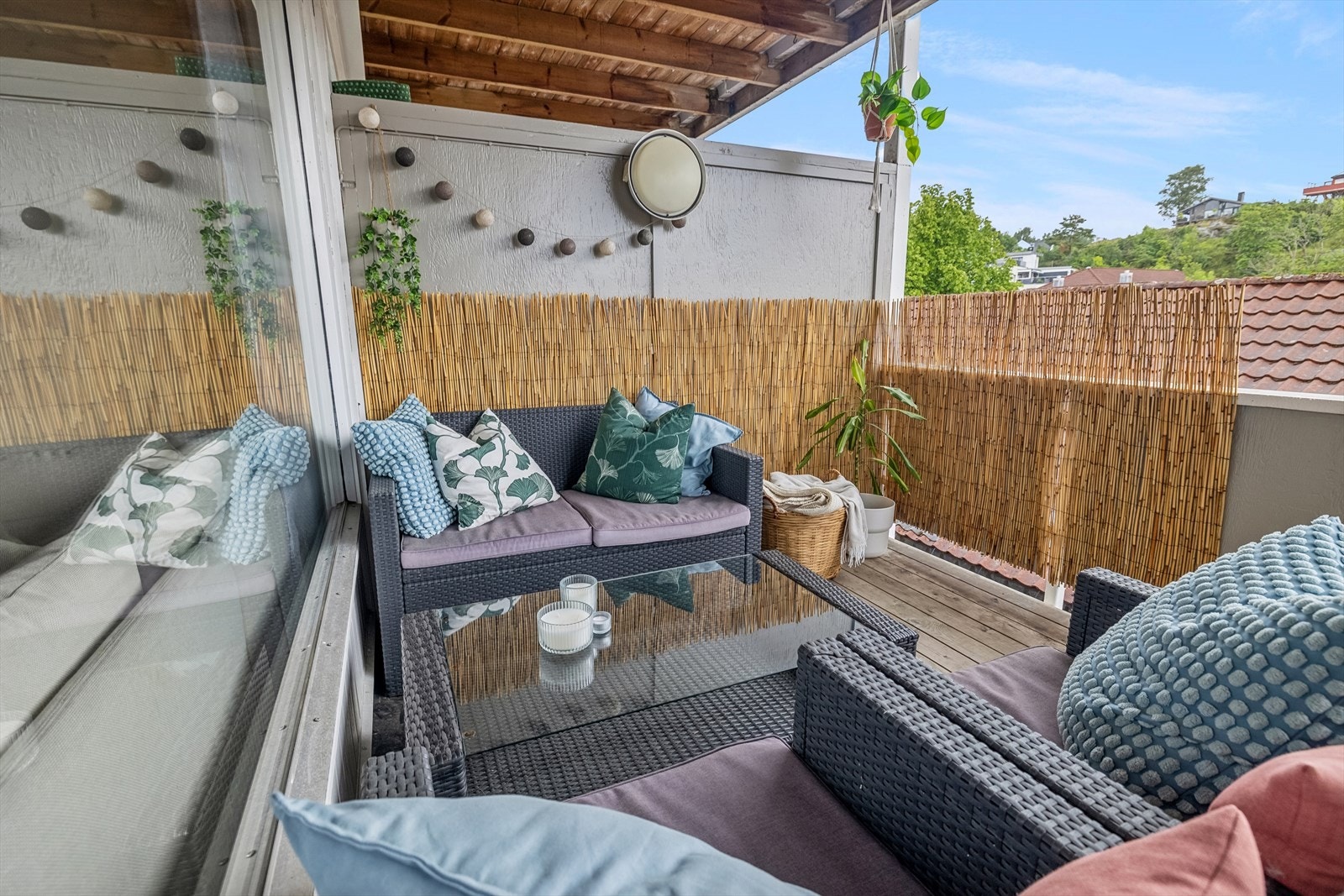 Balkongen har et bruksareal på 9 kvm. og oppleves usjenert. Galleribilde