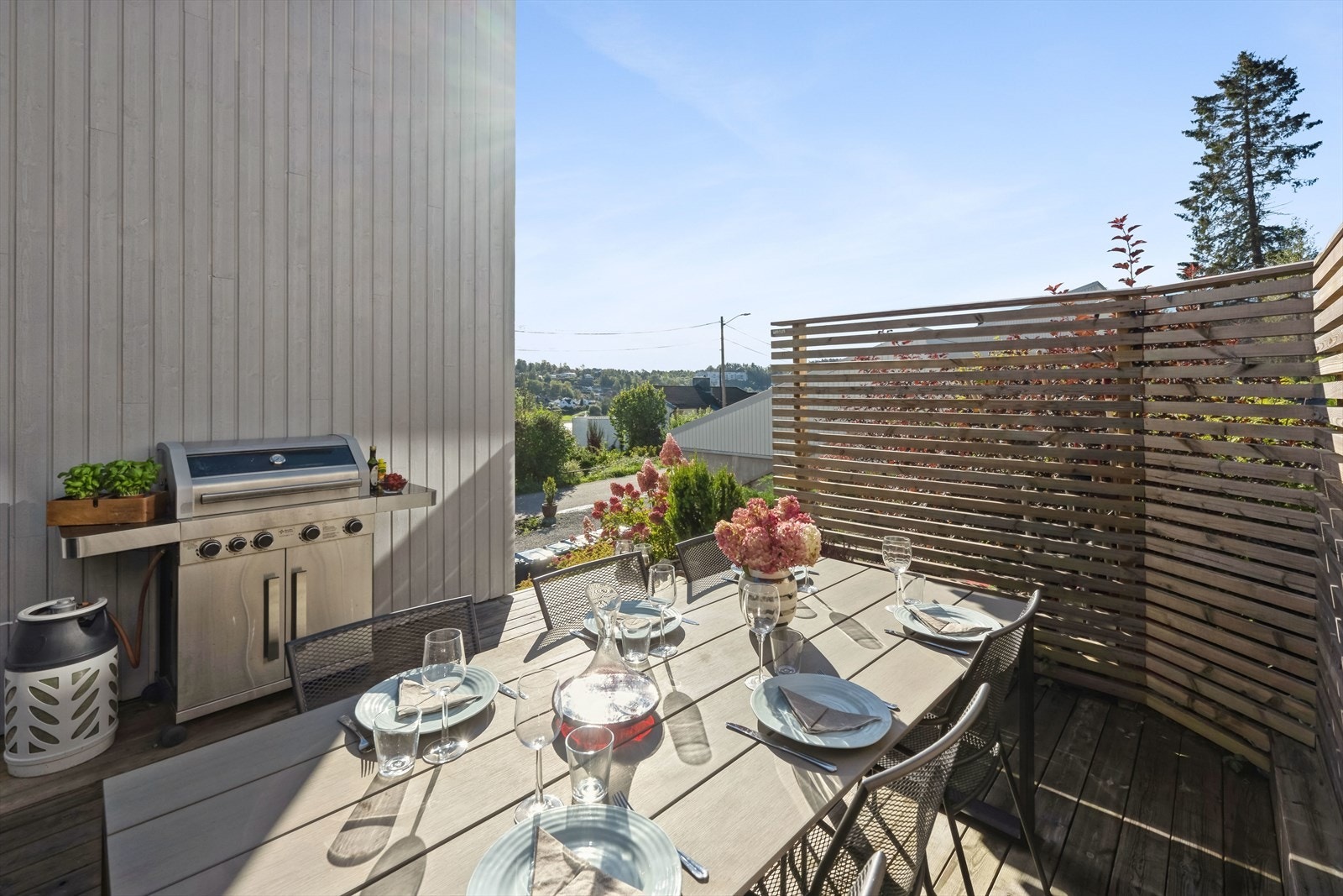 Flotte terrasse med god plass til samlinger Galleribilde