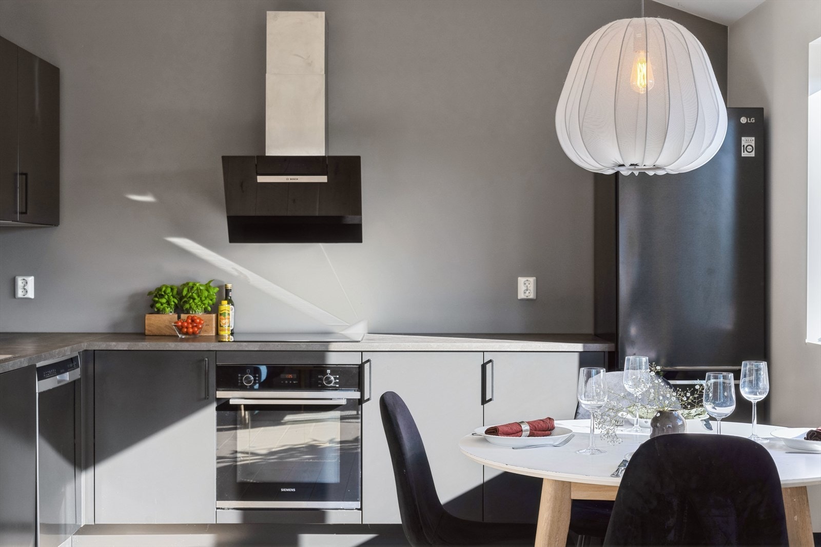 Flott design med gjennomgående mørke toner som skaper et flott helhetsbilde av kjøkkenet Galleribilde