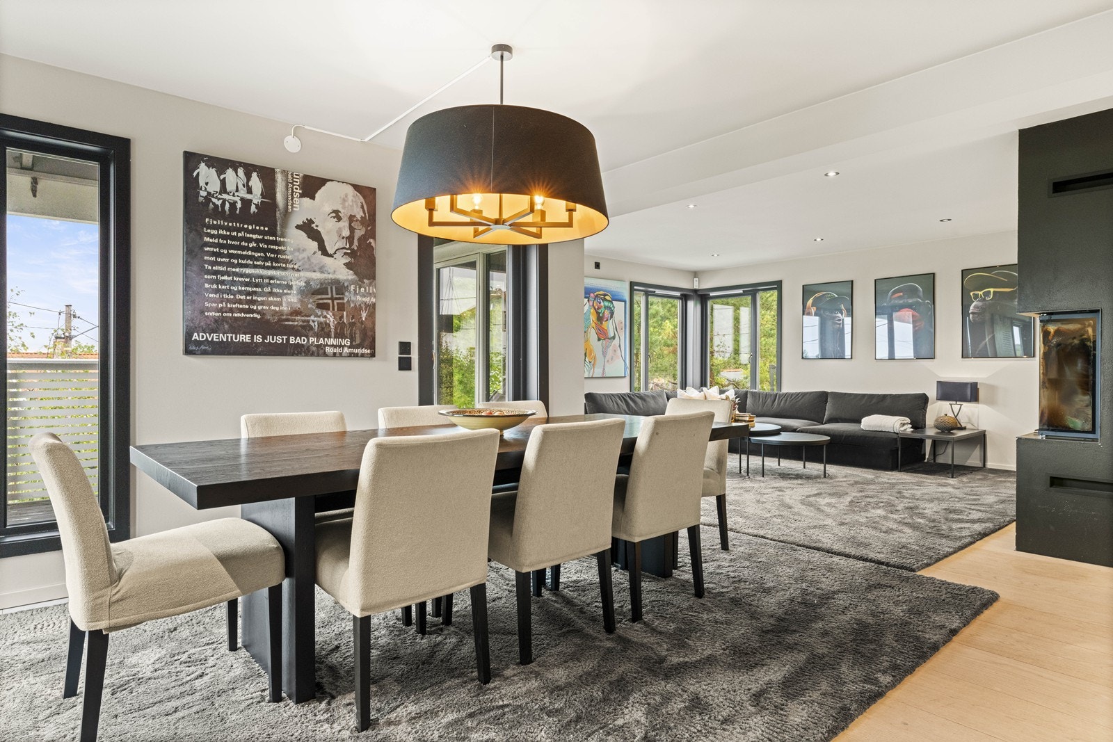 God plass til både spisestue- og stuemøblement Galleribilde