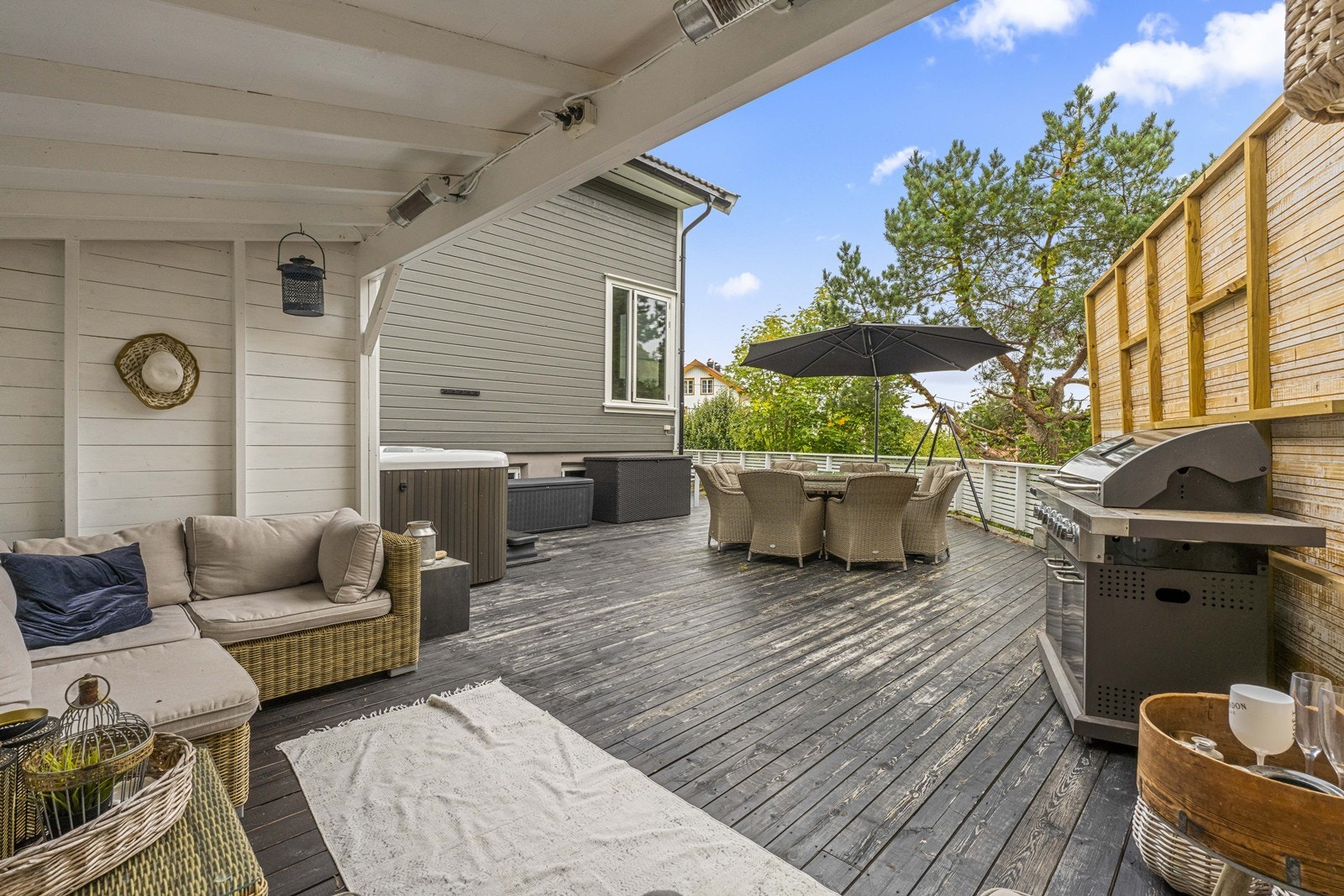Terrassen har god plass til utemøblement Galleribilde