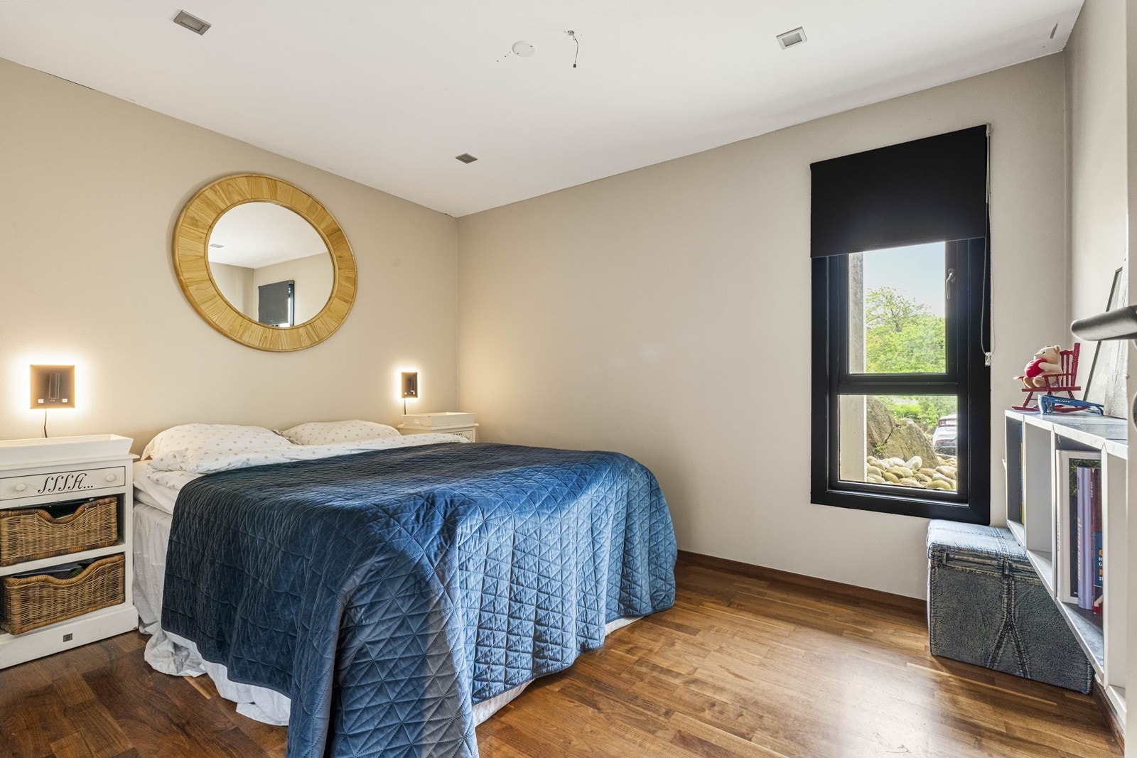 Soverom med god plass til gaderobeløsning og dobbeltseng Galleribilde