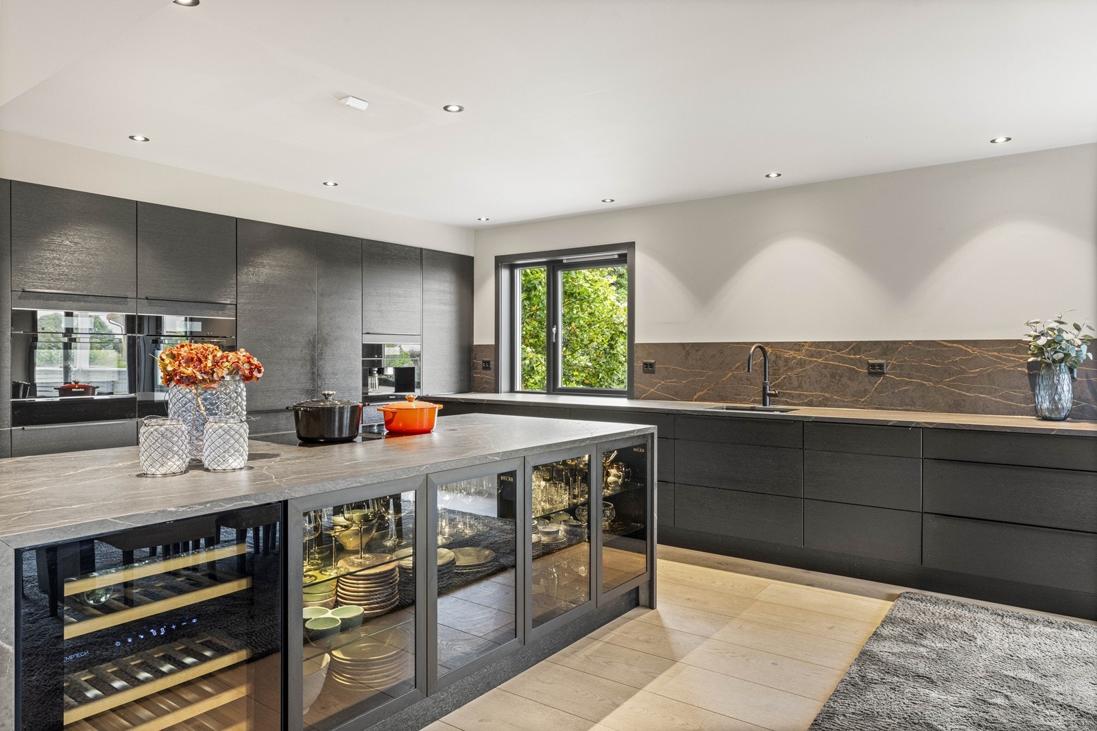 Moderne kjøkkeninnredning med god skap- og benkplass Galleribilde