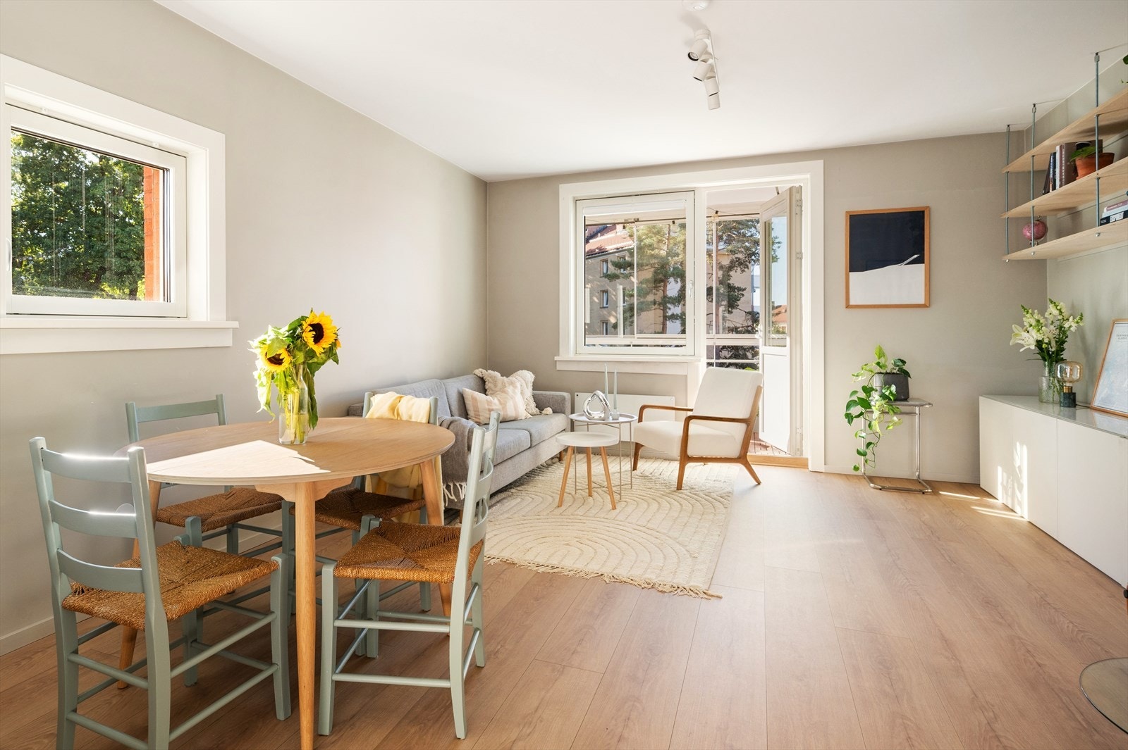 Boligen er godt tilpasset sosialt liv - her er det god plass til å utvide bordet og dekke på til mange gjester. Galleribilde