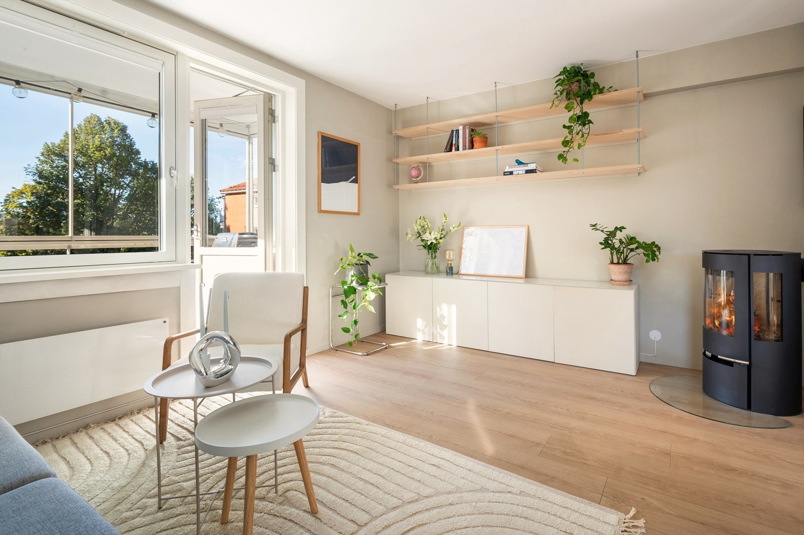 Stuen rommer fint en ordentlig sofa- og TV-krok i tillegg til spisegruppen. Galleribilde