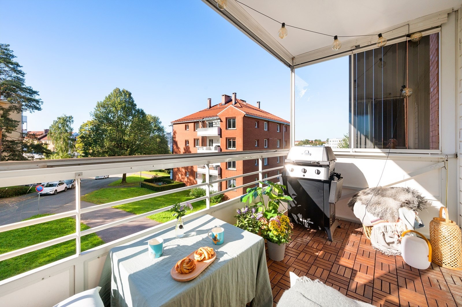 Balkongen vender mot syd, med ypperlige solforhold! Her er det god plass til grill, planter og utemøbler med mulighet for å invitere flere gjester. Galleribilde