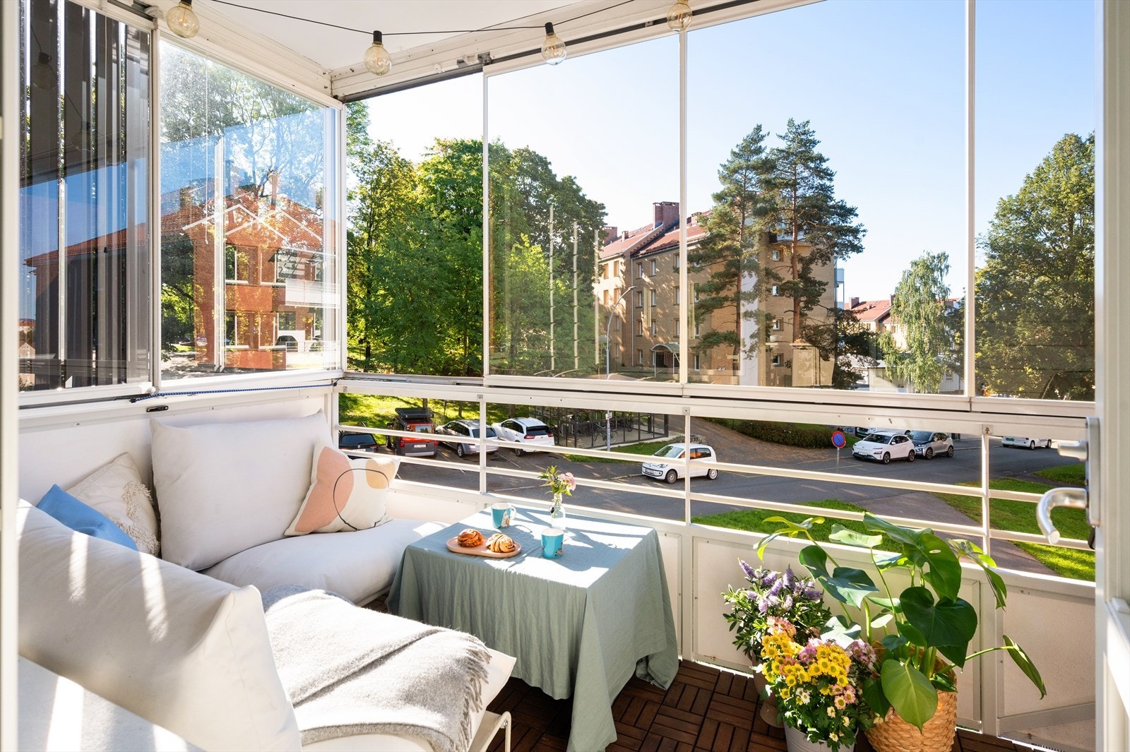 Balkongen er innglasset med glassvegger som kan trekkes for eller åpnes opp, noe som utvider brukstiden. Galleribilde
