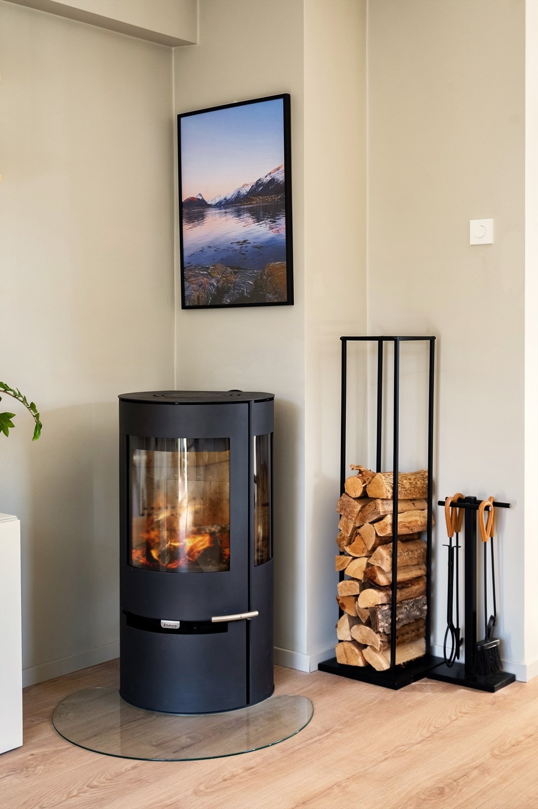 En moderne peisovn sørger for knitrende hygge og varme når gradestokken kryper nedover. Galleribilde