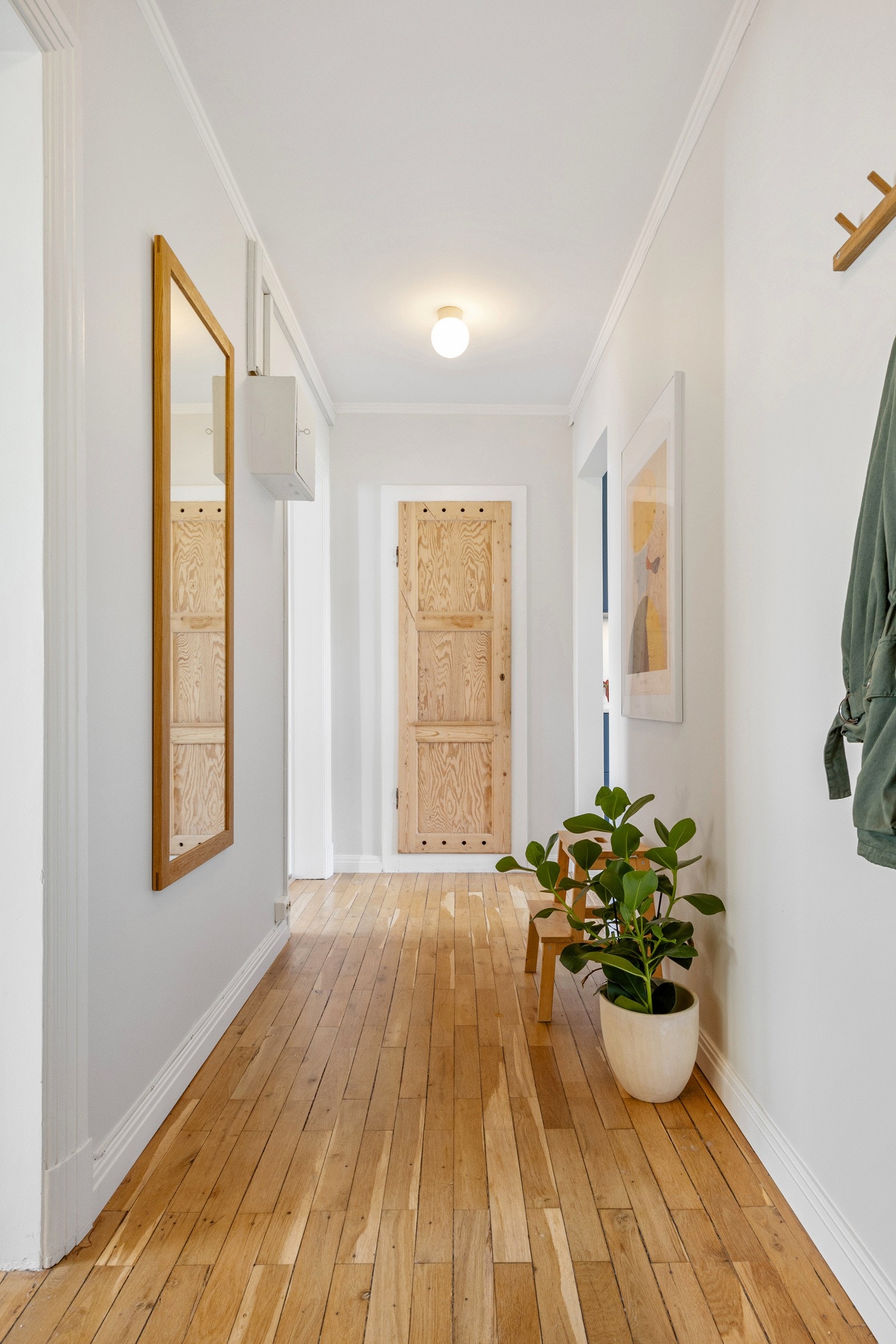 Entreen er lys og luftig med et praktisk garderobe i enden. Galleribilde