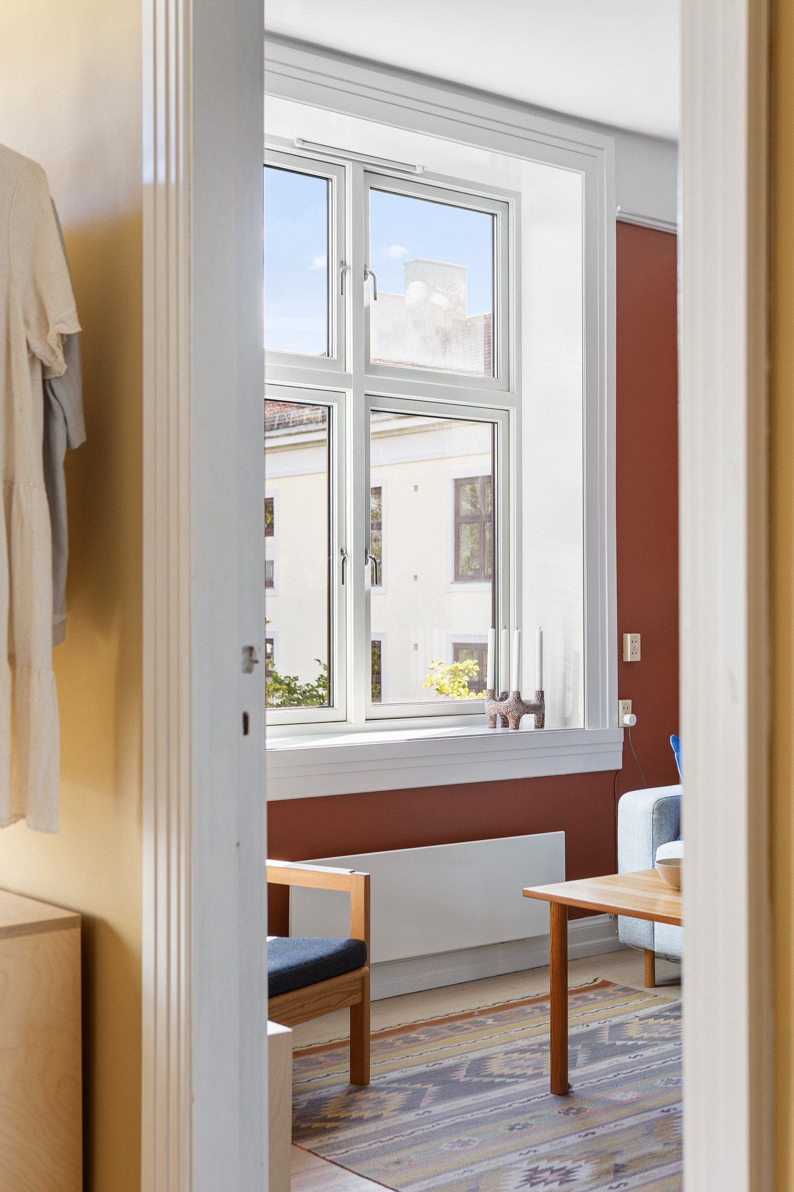 Leiligheten er holdt i en klassisk stil og fremstår som pent ivaretatt med sjarmerende tregulv og luftig takhøyde. Galleribilde