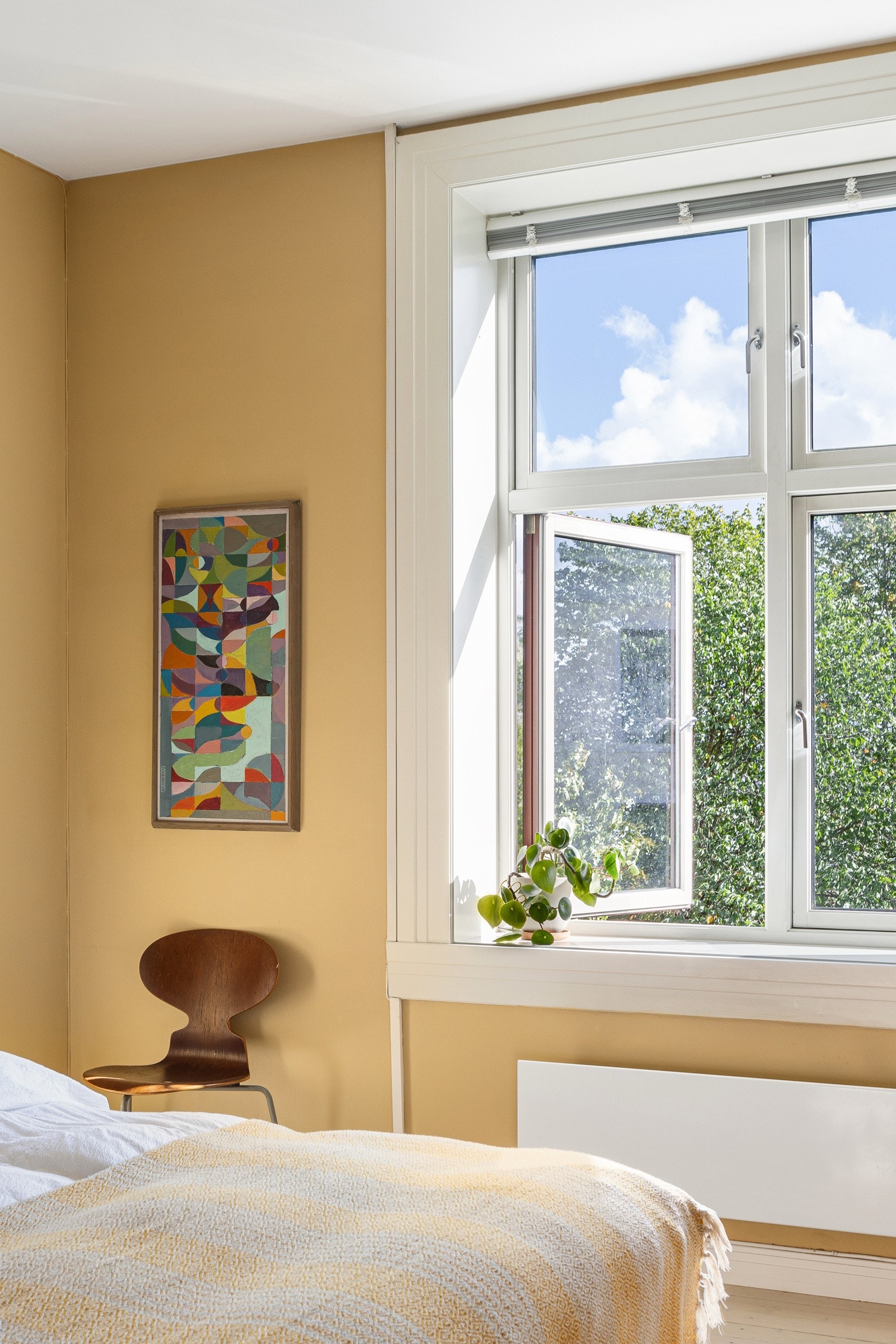 Deilig å kunne åpne vinduet mot den rolige bakgården, uten å sjeneres av eksos eller støy. Galleribilde