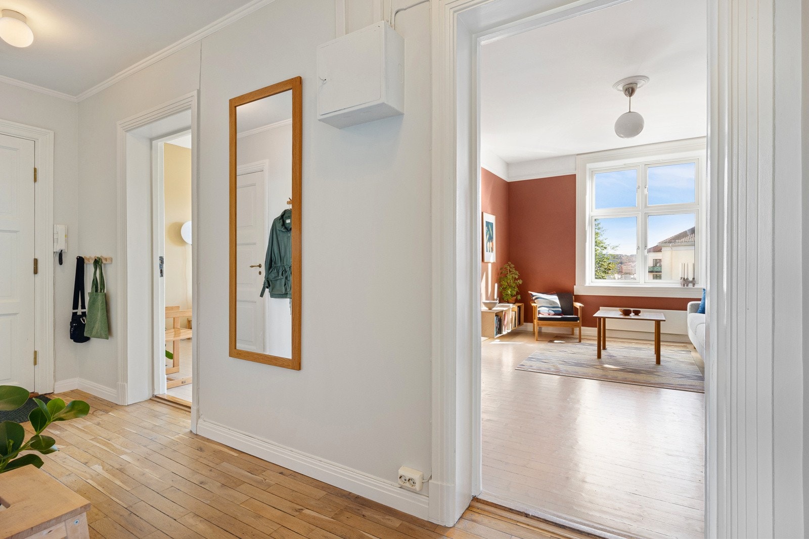 Entreen har åpen garderobeløsning og inngang til samtlige av leilighetens rom. Galleribilde