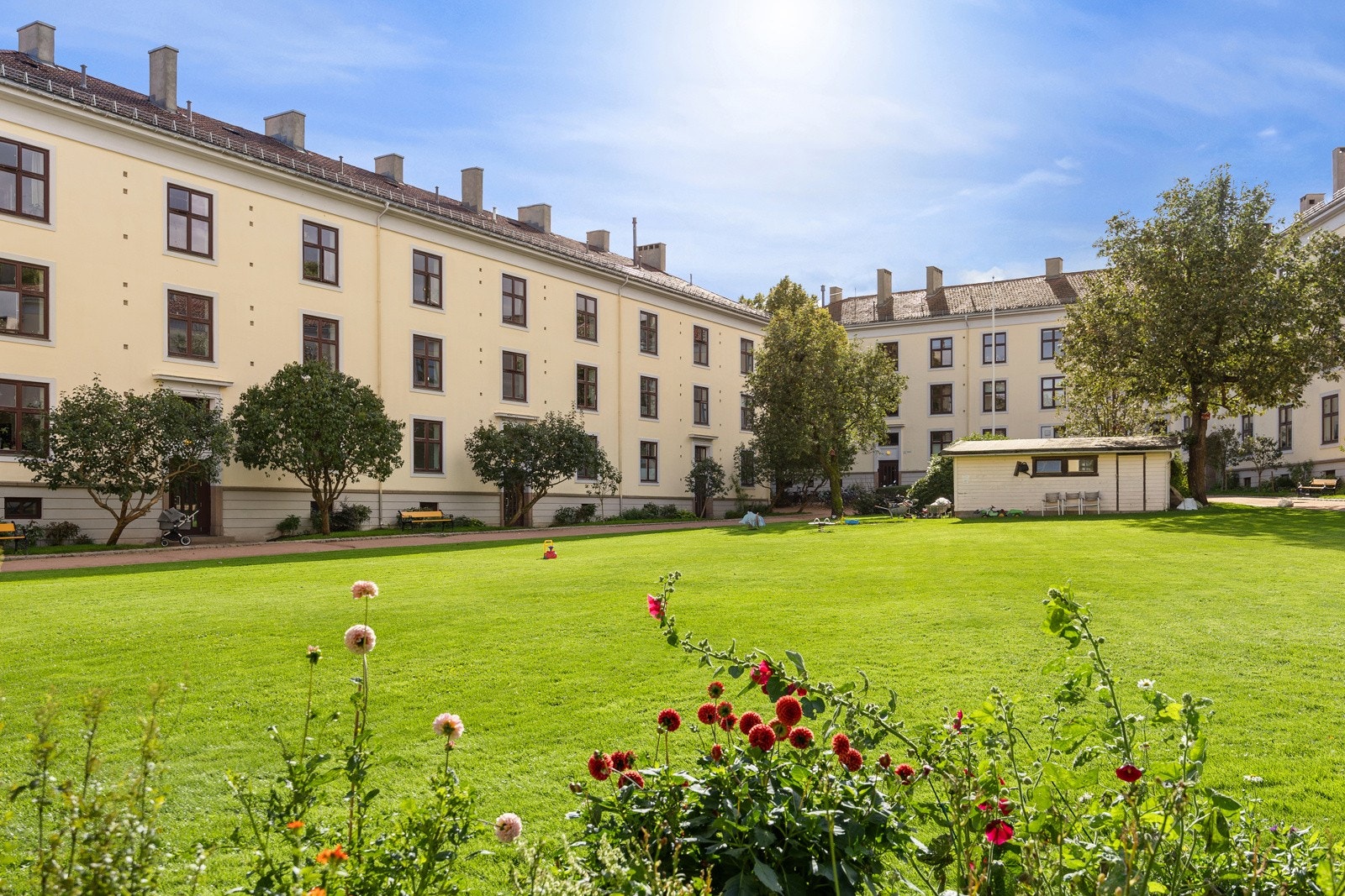 Bakgården er fantastisk hyggelig, grønn, fredelig og idyllisk, samtidig som man har alt man trenger rett ved. Galleribilde