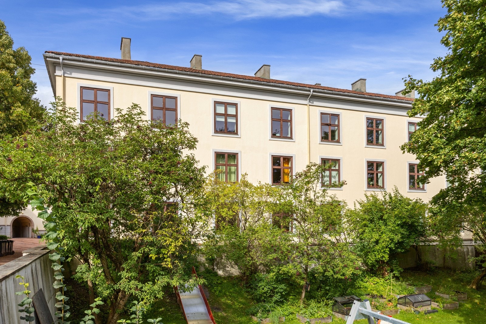 Leiligheten ligger i indregård i Ilakomplekset, oppført i 1929, omsluttet av parkmessig opparbeidet fellesareal. Galleribilde