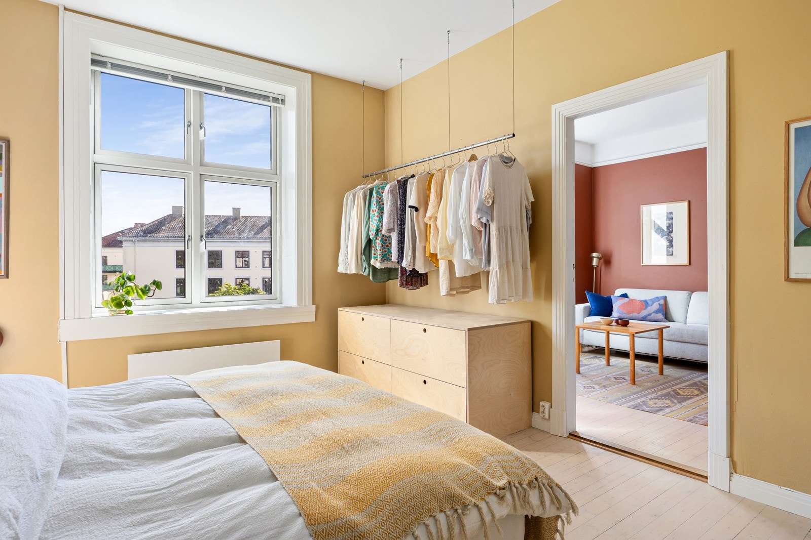 Soverommet har god plass til dobbeltseng, nattbord og garderobeløsning. Galleribilde