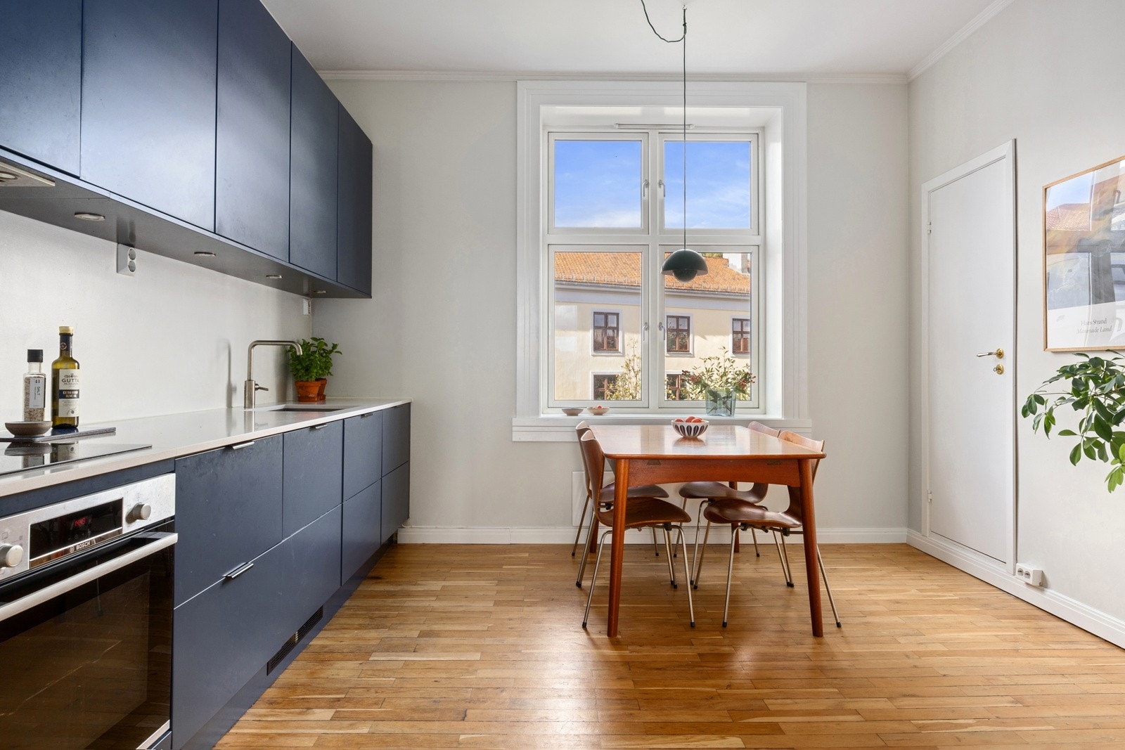 Innredningen er moderne i stilen og utstyrt med stekeovn, platetopp, oppvaskmaskin og kullfilterventilator.Kjøkkenet ligger i eget rom, med plass til spisebord ved vinduet. Galleribilde