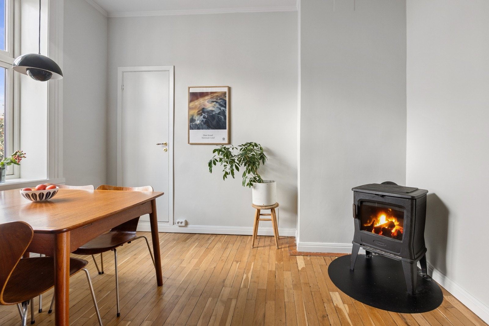I hjørnet av kjøkkenet står en peisovn, som skaper ekstra hygge til måltidet. Galleribilde
