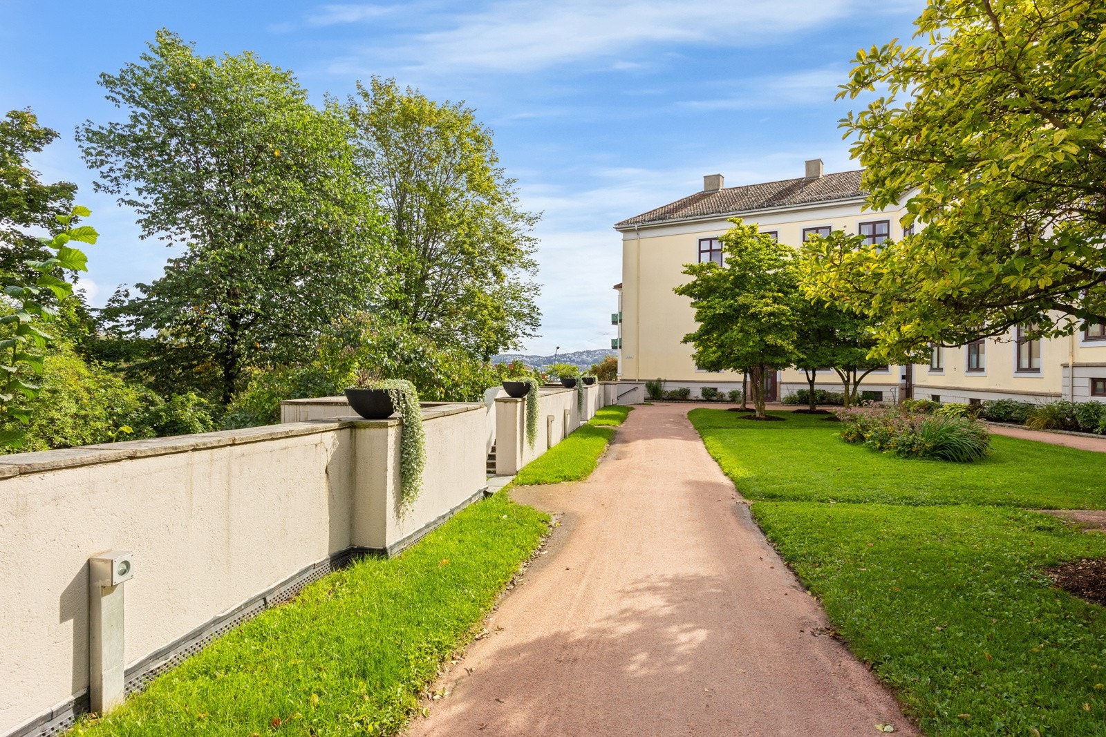 Velkommen til Colletts gate 60 J, en gjennomgående, pen og romslig 2-roms andelsleilighet i byggets toppetasje. Galleribilde