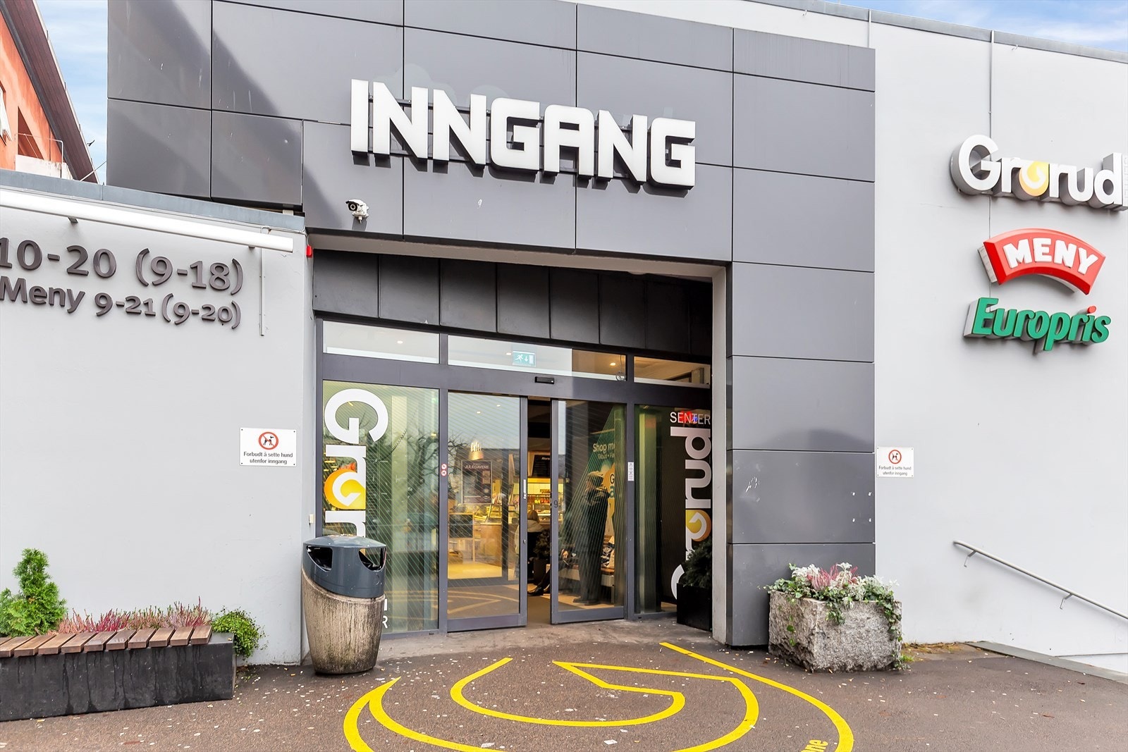 Grorud senter byr på et bredt utvalg av butikker og tjenester, inkludert dagligvareforretninger, klesbutikker, blomsterbutikk, frisør, apotek, postkontor, treningssenter og vinmonopol. Galleribilde