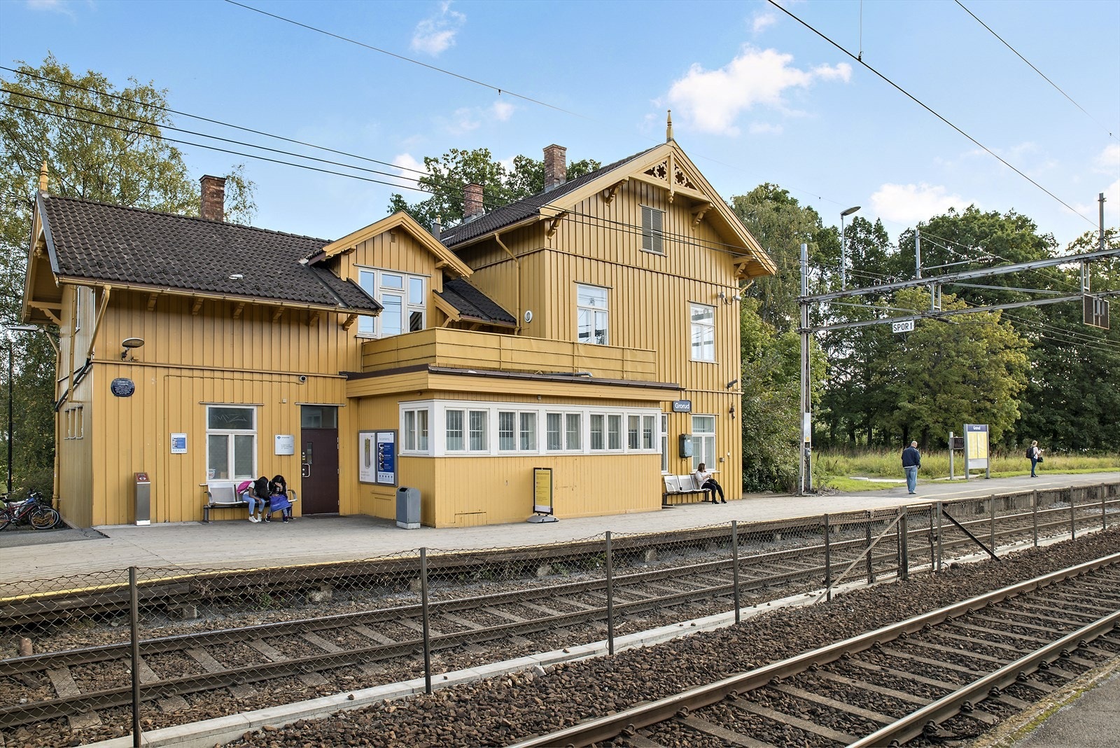 Fra Grorud stasjon går lokaltog mellom Asker og Lillestrøm, med en reisetid til Oslo sentrum på ca. 12 minutter og ca. 17 minutter til Lillestrøm. Galleribilde