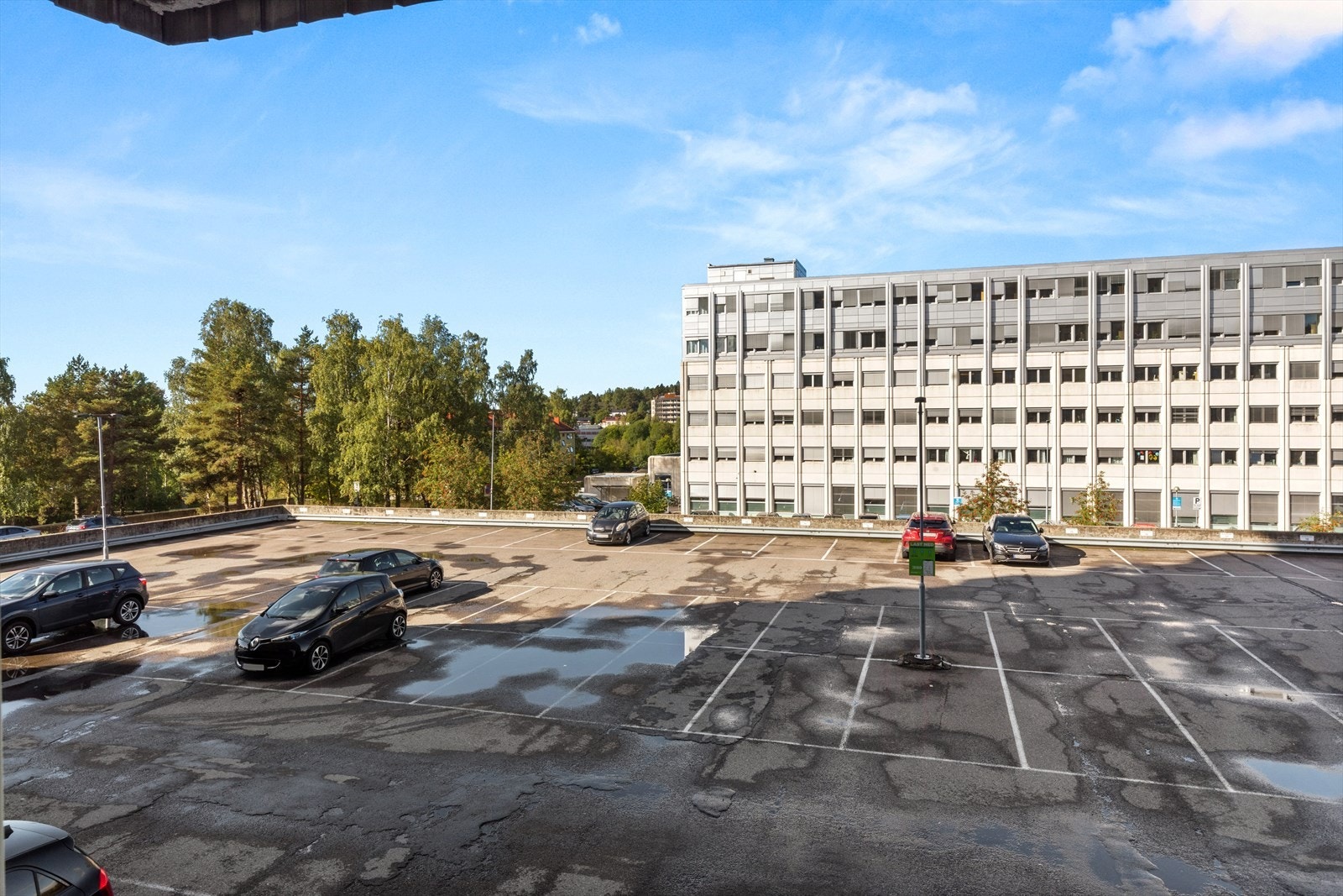 Sameiet har ingen parkeringsplasser. Det er likevel parkering etter gjeldende bestemmelser på baksiden av blokken og i nærliggende område. Galleribilde