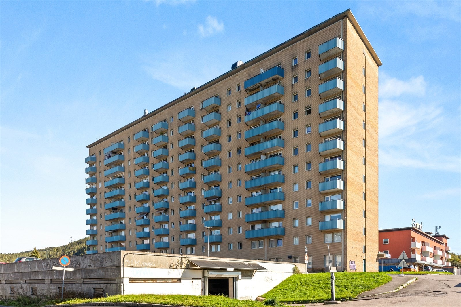 Sameiet Bergensveien 4 består av 220 boligseksjoner og 12 næringsseksjoner, og holder til i et meget sentralt område på Grorud i Oslo. Galleribilde