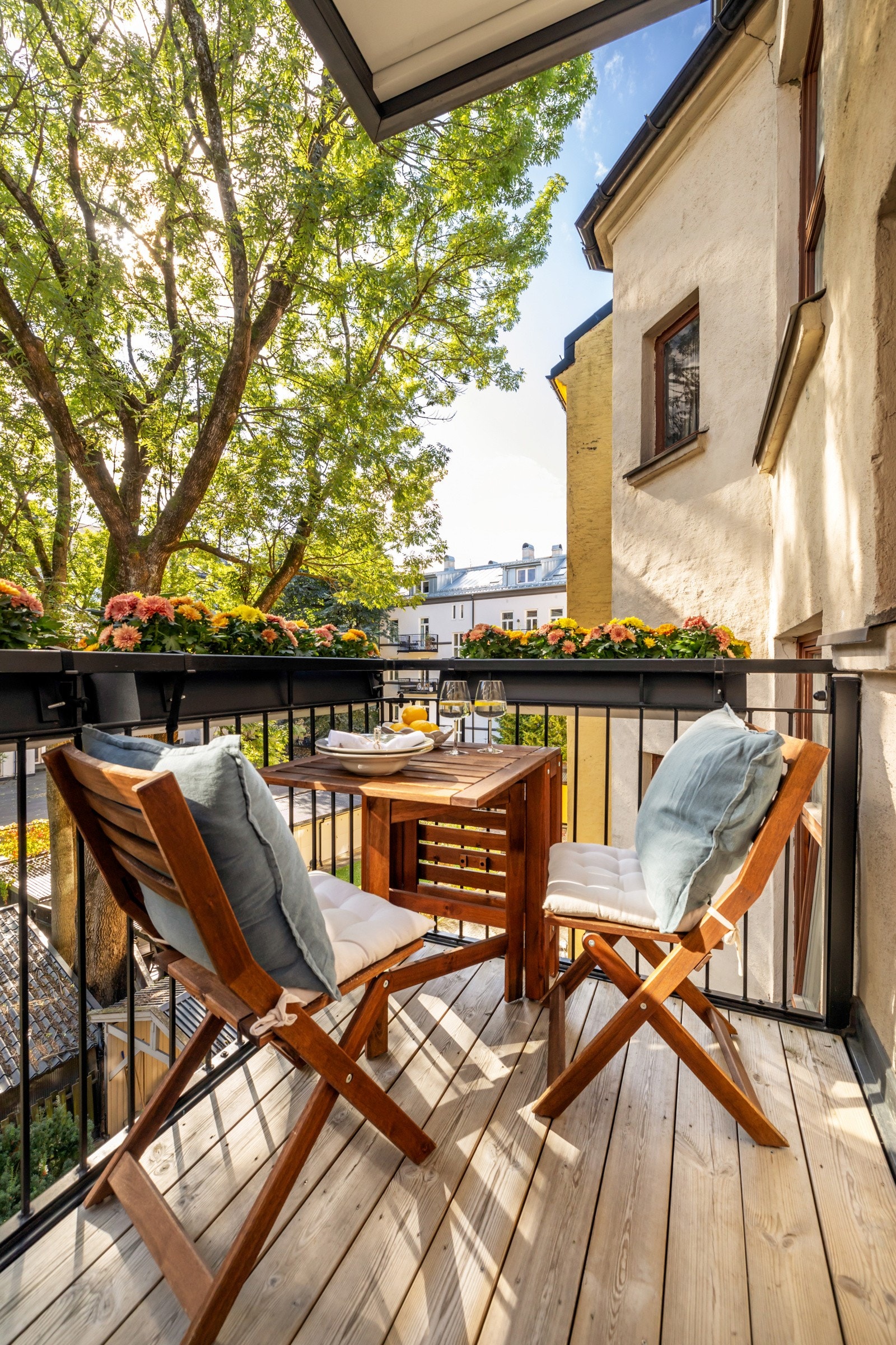 Her er det plass til en liten sittegruppe og grill. Balkongen er overbygget som gjør det lunt og godt, og gjør at den kan benyttes store deler av året Galleribilde