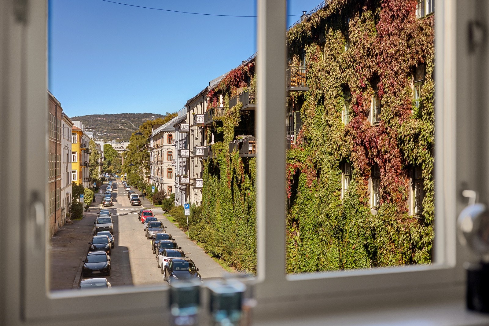 Leiligheten har blitt jevnlig oppgradert de siste årene og har en smart planløsning med fine soner Galleribilde