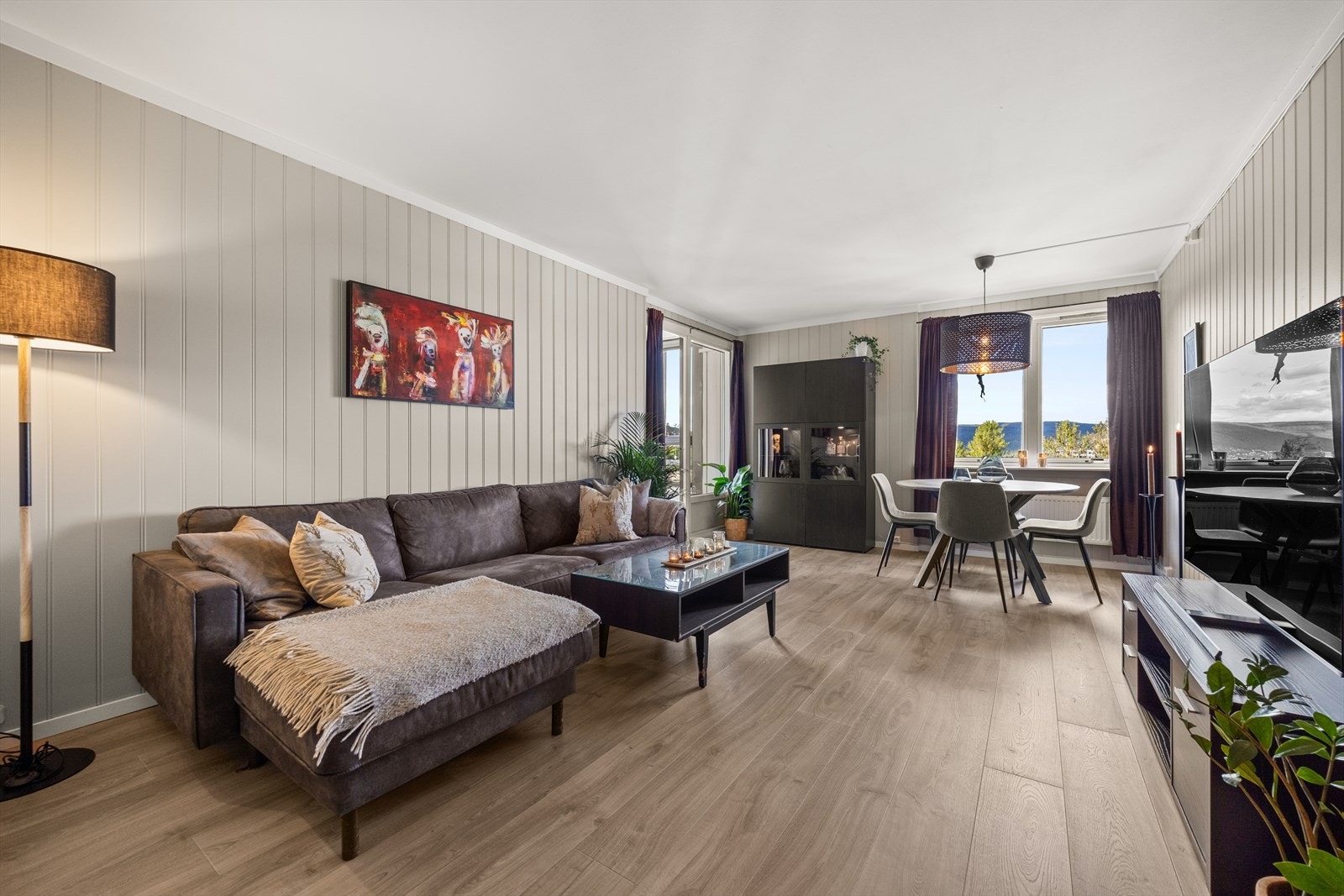 Leiligheten er holdt i lys og moderne farger - og her kan du flytte rett inn! Galleribilde