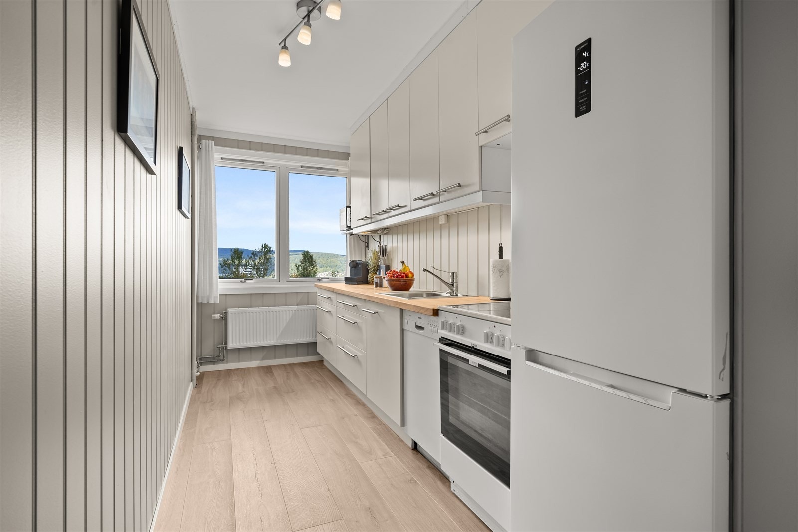 Leiligheten har et praktisk separat kjøkken Galleribilde