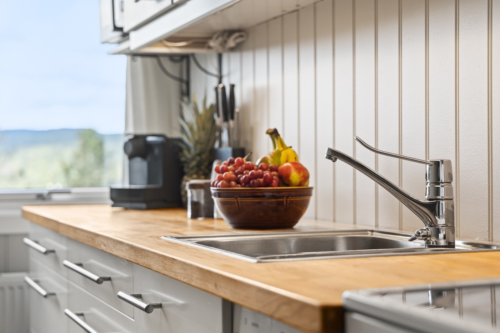 Kjøkkenet har benkeplate i heltre med god arbeidsflate Galleribilde