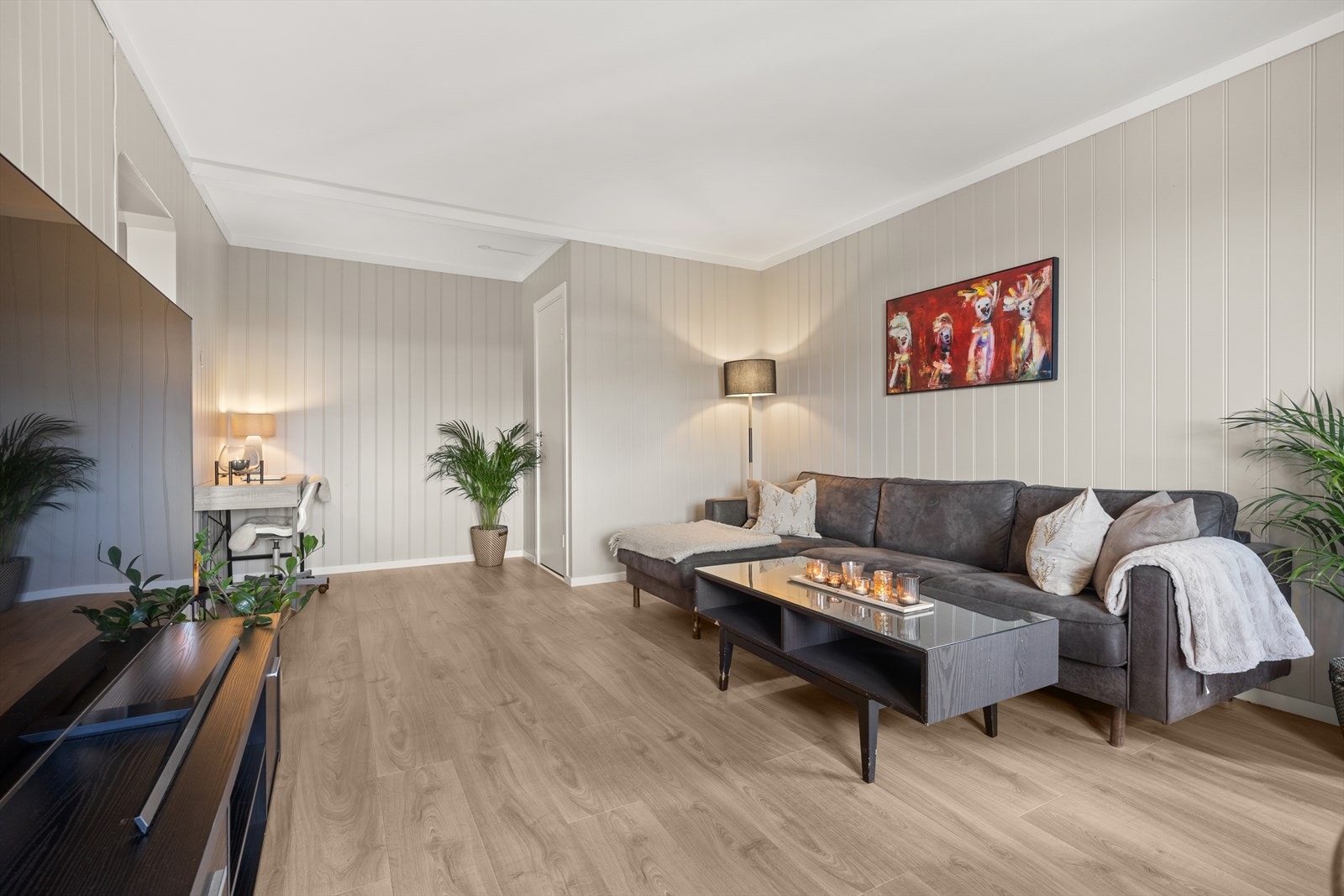 Stuen har god plass for sofa med tilhørende tv-møblement Galleribilde