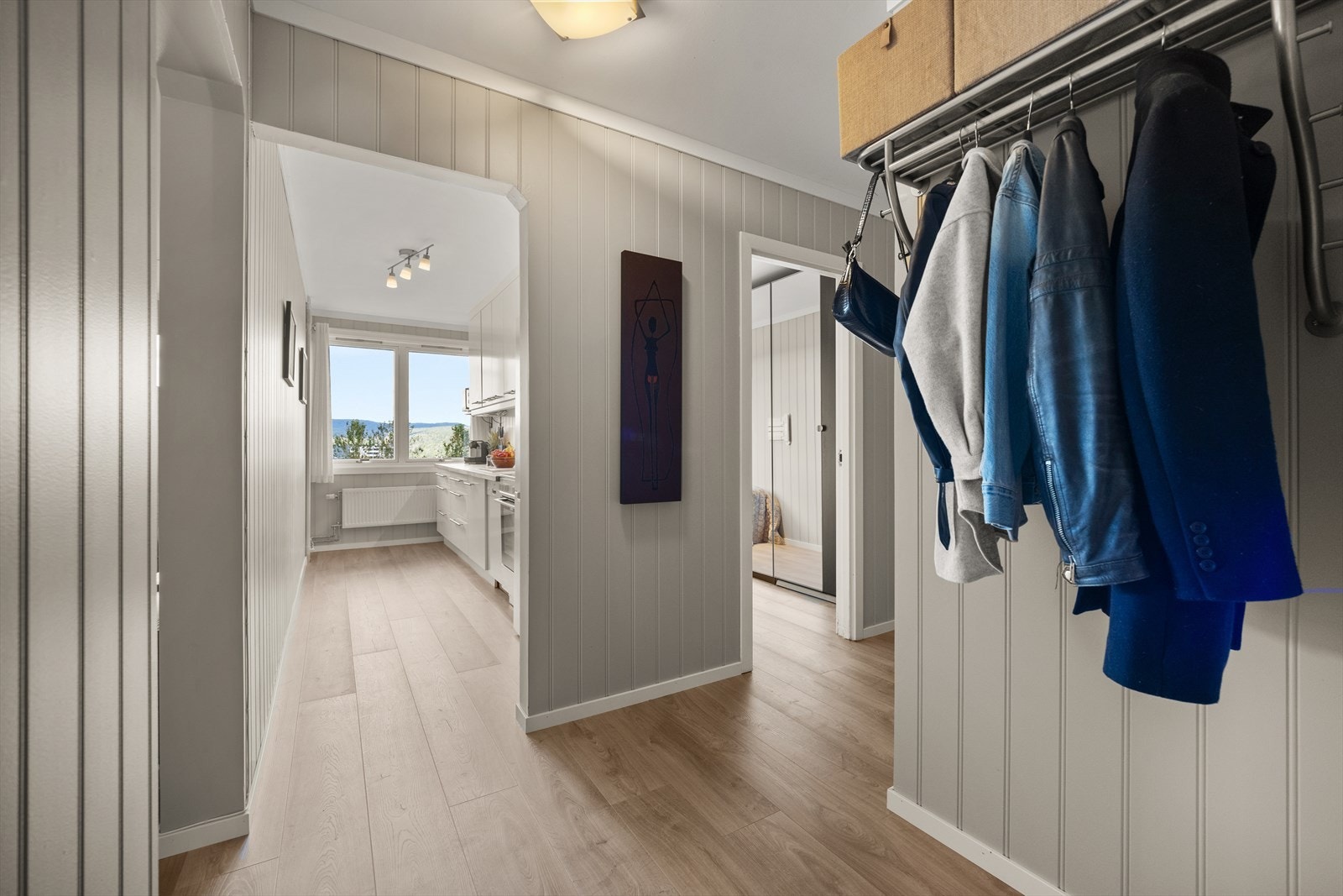 Leiligheten for øvrig er oppgradert med nye gulv, lister og malte overflater i senere tid Galleribilde