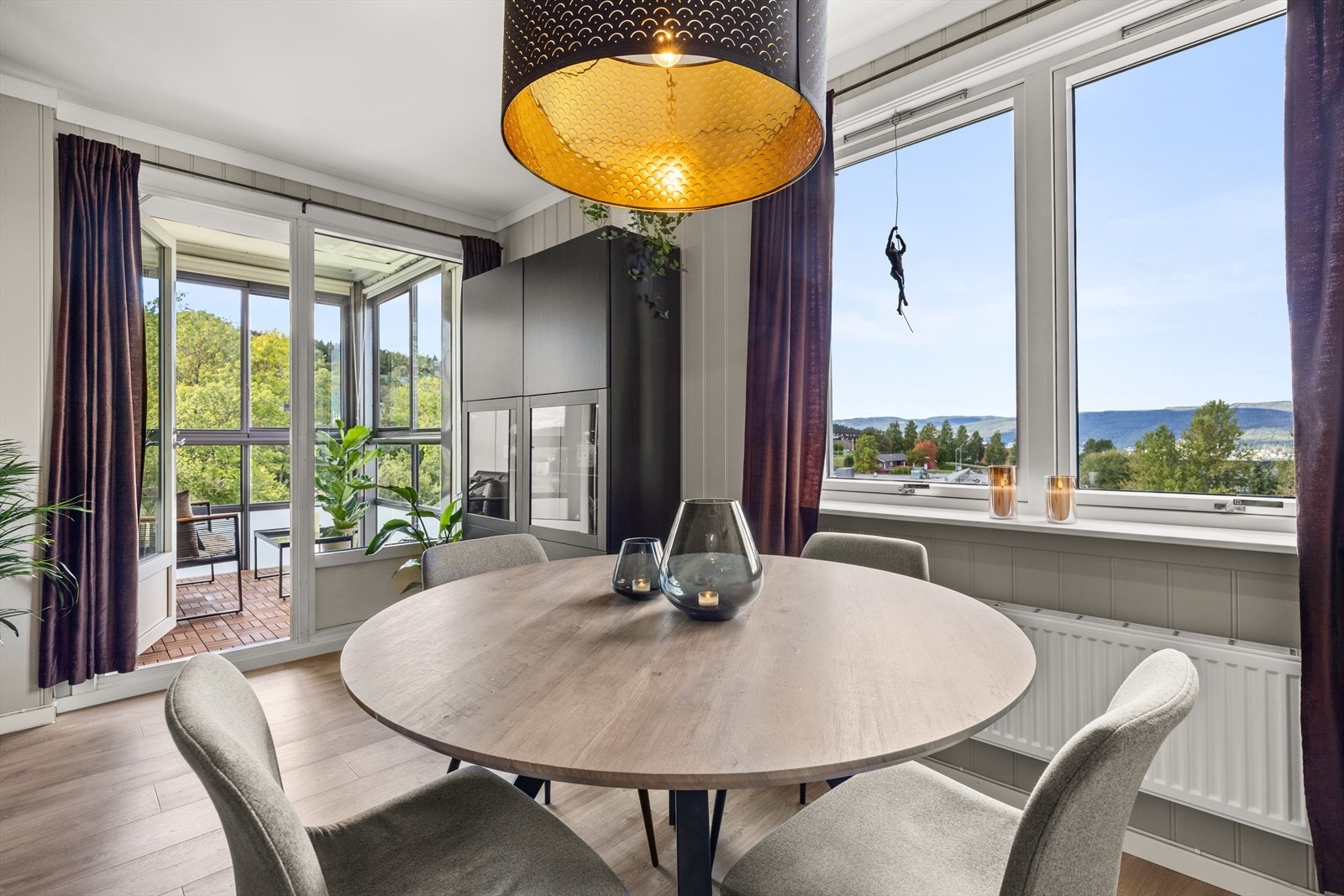 Fra stuen er det utgang til en innglasset balkong Galleribilde