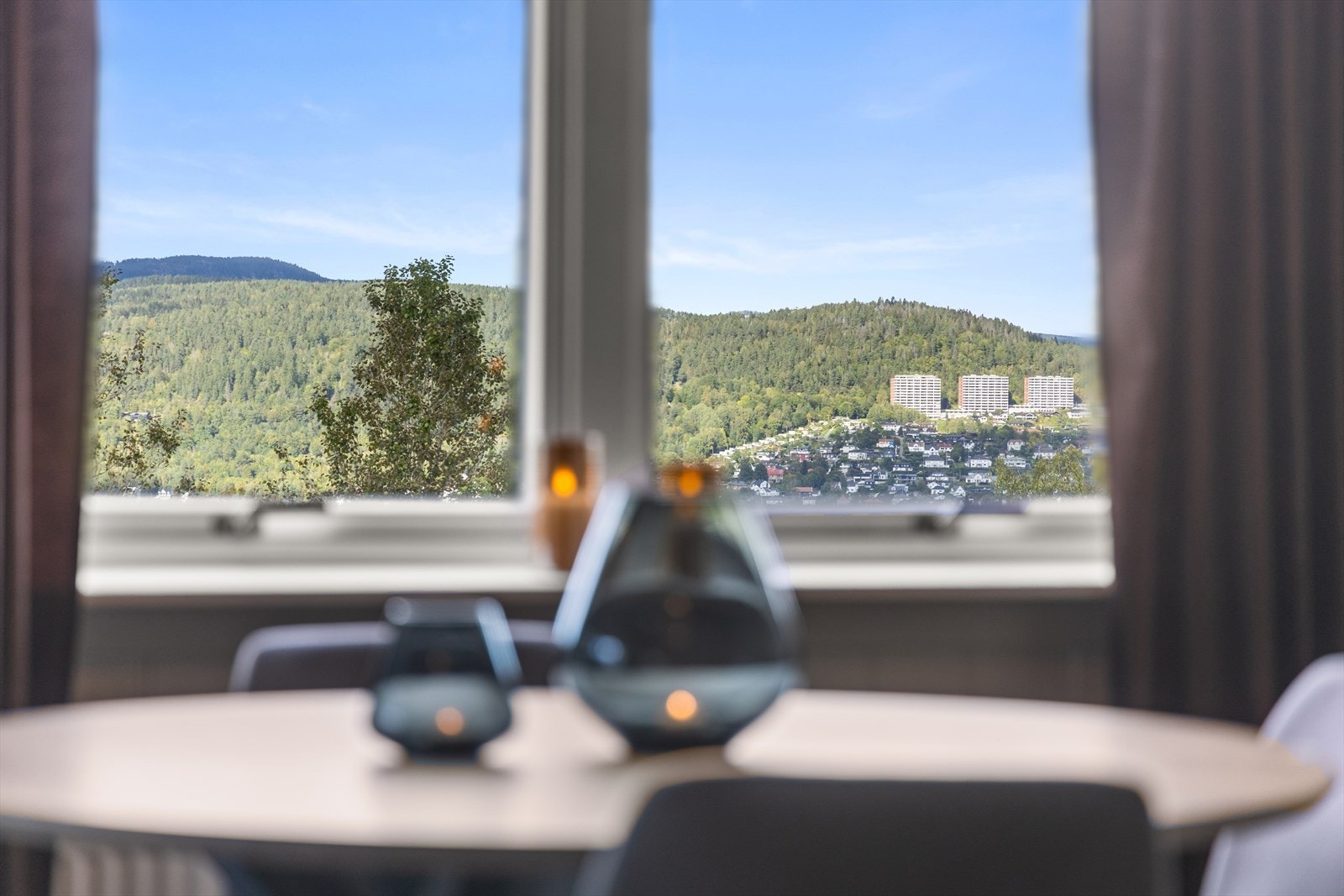 Nydelig utsikt mot byen fra spisestue Galleribilde