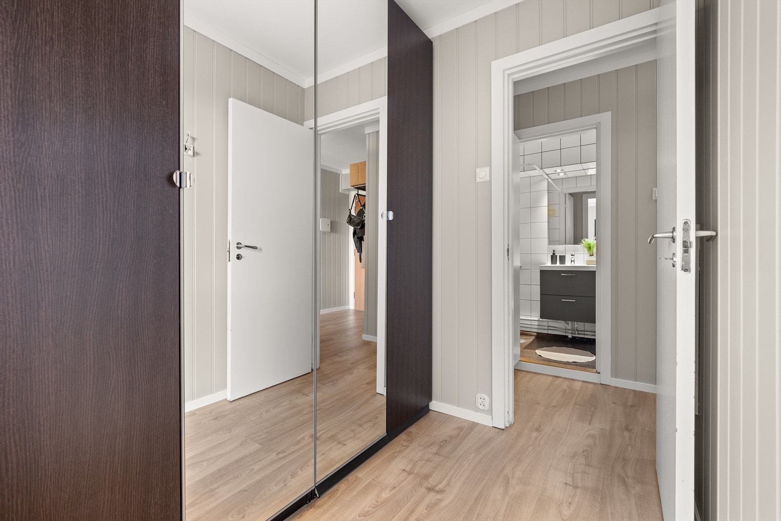 Planløsningen er praktisk, med soverom og bad adskilt fra oppholdsrommene Galleribilde