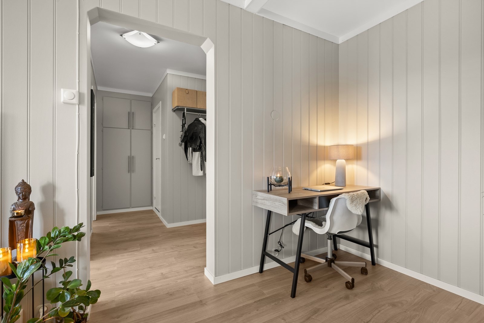 Fra entré kommer man inn til en lys og fin stue Galleribilde