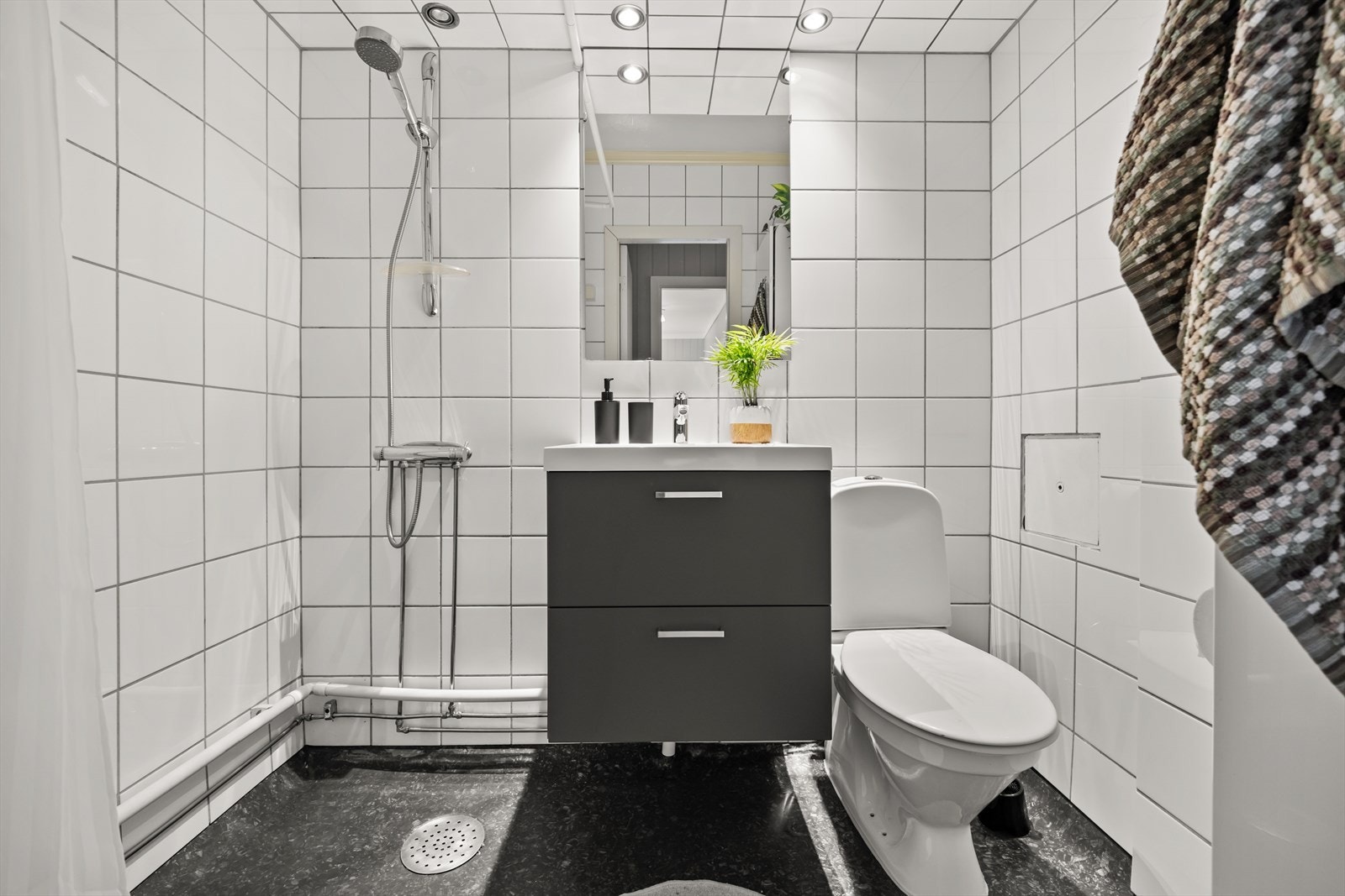 Bad med flis på vegg og belegg på gulv - nyere baderomsinnredning Galleribilde