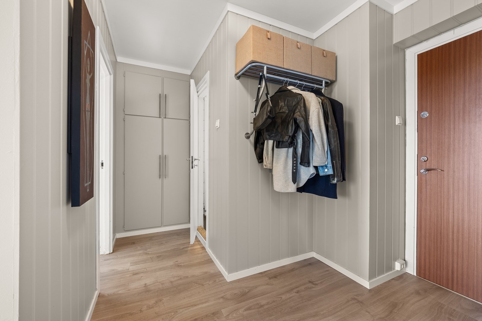 Velkommen hjem! Entré med god plass for å henge fra seg, samt integrerte garderobeskap Galleribilde